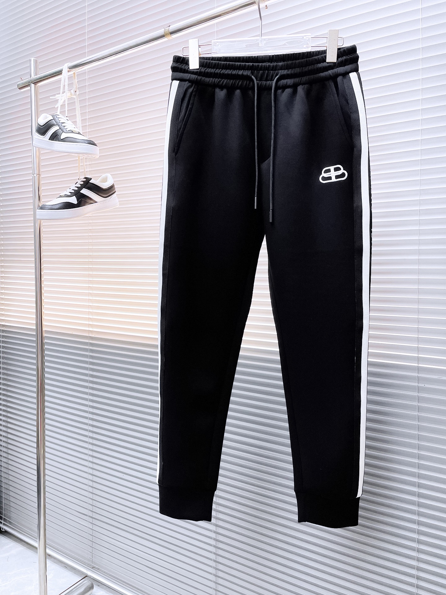 NO:548895,Balenciaga 2025 autumn and winter new men's casual trousers, high-end products are simple, fashionable and generous, customized original imported fabrics, simple, neat and refreshing, the quality workmanship details can stand any form of test, simple, generous and versatile, elegant and handsome, and a brand new visual feeling!  He has invincible appearance, excellent details, and is not picky about others!  Code number M-3xL, balenciaga, alexander wang19860909巴黎世家 2025秋冬新款男士休闲长裤 高端货简洁时尚大方 定制原版进口面料 简洁利落又清爽 品质做工细节经得起任何形式检验,简约大方百搭款 上身优雅帅气,焕然一新的即视感！品相无敌,细节都很到位,上身不挑人！ 码数M-3xL,,balenciaga,alexander wang,Men's clothing