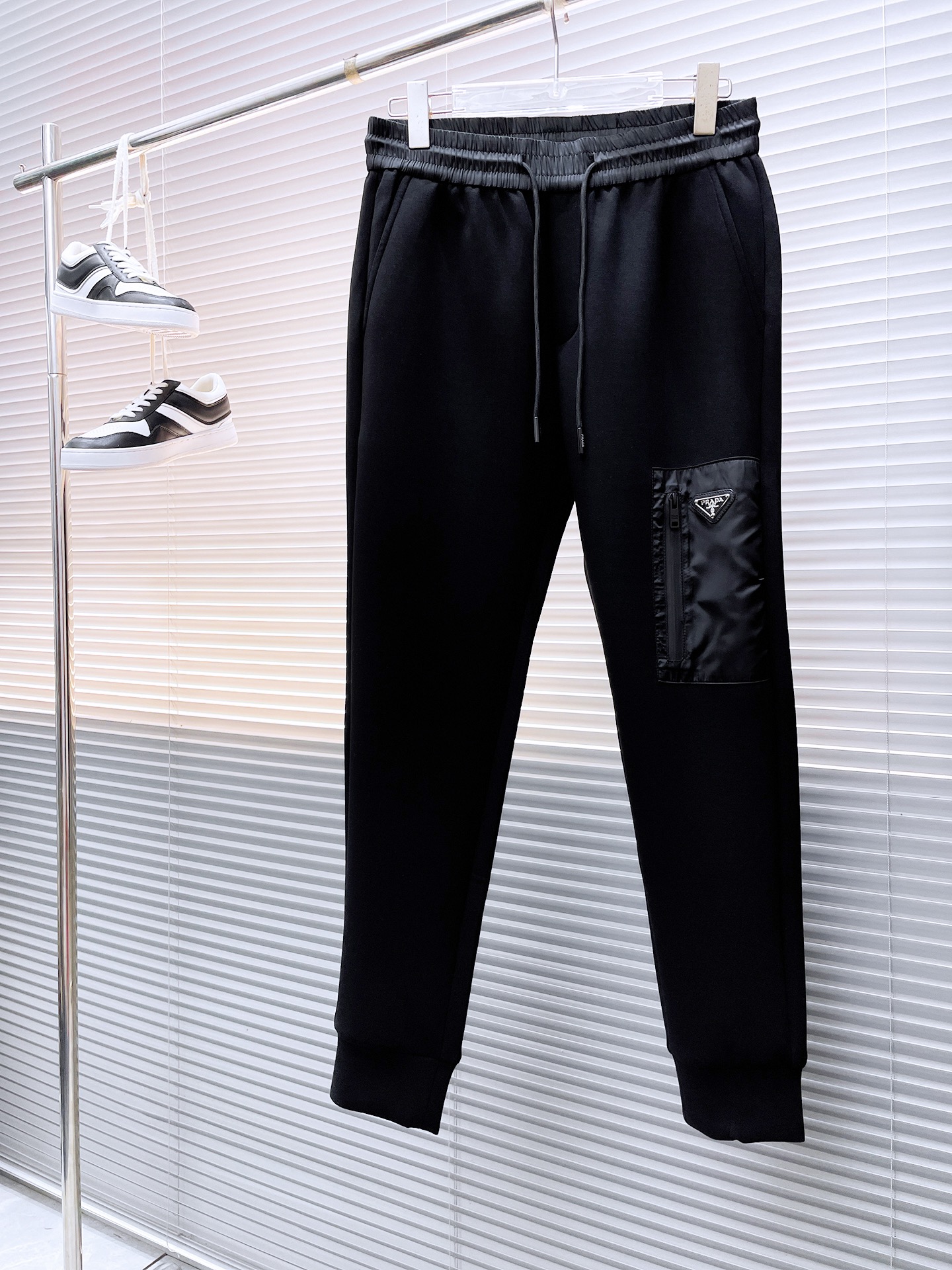 NO:548897,Prada 2025 autumn and winter new men's casual trousers, high-end products are simple, fashionable and generous, customized original imported fabrics, simple, neat and refreshing, the quality workmanship details can stand any form of test, simple, generous and versatile, elegant and handsome, and a brand new visual feeling!  He has invincible appearance, excellent details, and is not picky about others!  Code number M-3xL, prada, alexander wang19860909普拉达 2025秋冬新款男士休闲长裤 高端货简洁时尚大方 定制原版进口面料 简洁利落又清爽 品质做工细节经得起任何形式检验,简约大方百搭款 上身优雅帅气,焕然一新的即视感！品相无敌,细节都很到位,上身不挑人！ 码数M-3xL,,prada,alexander wang,Men's clothing