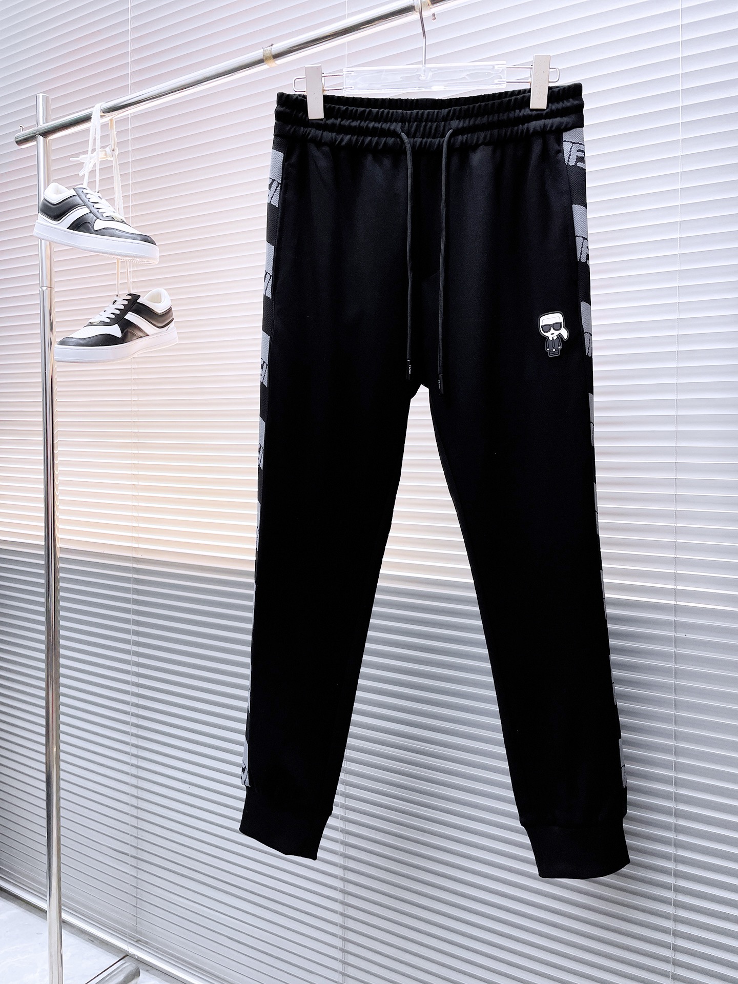 NO:548905,Fendi 2025 autumn and winter new men's casual trousers, high-end products are simple, fashionable and generous, customized original imported fabrics, simple, neat and refreshing, the quality workmanship details can stand any form of test, simple, generous and versatile, elegant and handsome, and a brand new visual feeling!  He has invincible appearance, excellent details, and is not picky about others!  Code number M-3xL, fendi, alexander wang19860909芬迪 2025秋冬新款男士休闲长裤 高端货简洁时尚大方 定制原版进口面料 简洁利落又清爽 品质做工细节经得起任何形式检验,简约大方百搭款 上身优雅帅气,焕然一新的即视感！品相无敌,细节都很到位,上身不挑人！ 码数M-3xL,,fendi,alexander wang,Men's clothing