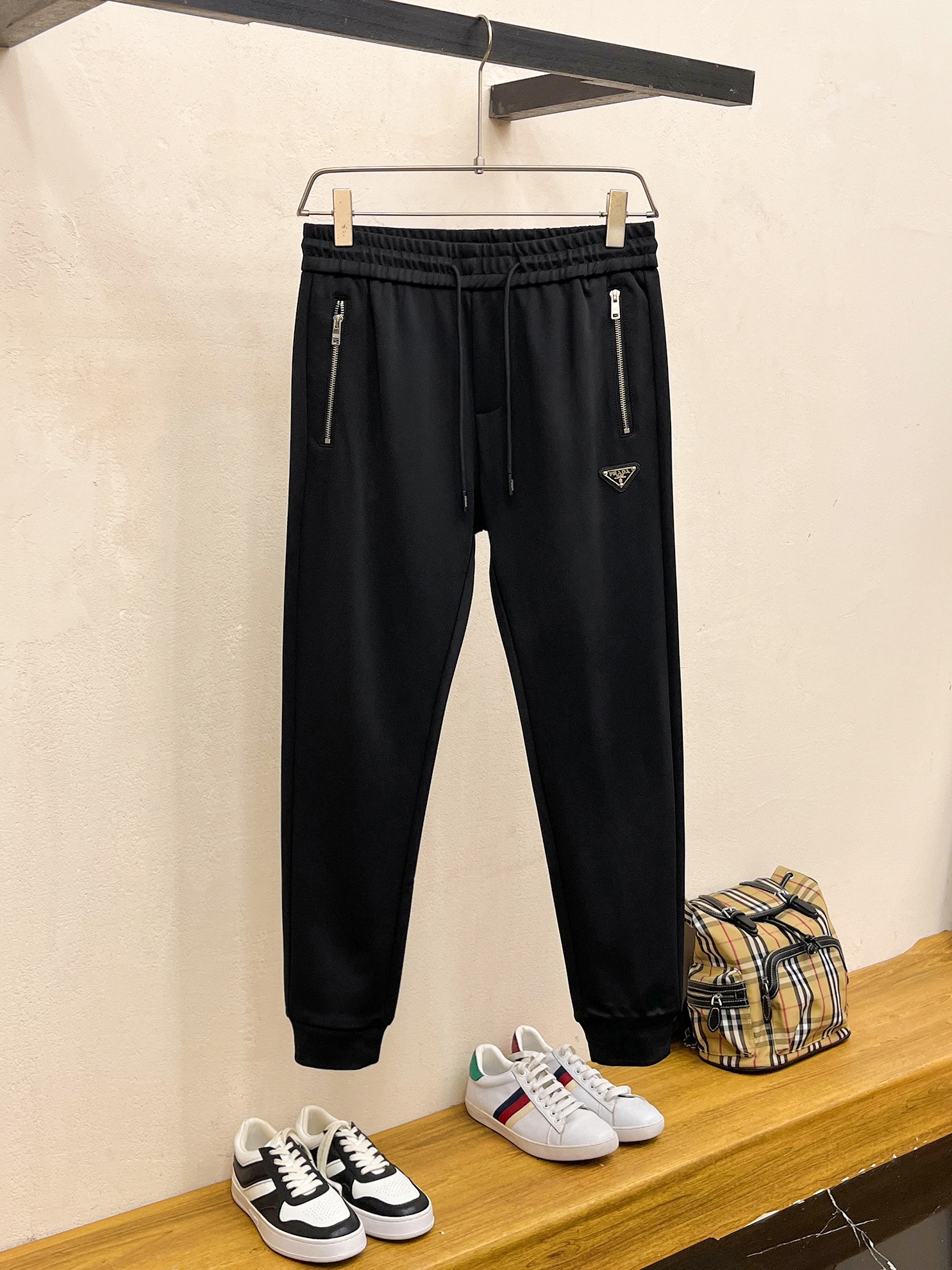 NO:510907,Prada's new autumn and winter 2025 men's casual trousers, high-end products are simple, fashionable and generous, customized original imported fabrics, simple, neat and refreshing, the quality workmanship details can stand any form of test, simple, generous and versatile, elegant and handsome, and a brand new visual sense!  He has invincible appearance, excellent details, and is not picky about others!  Code number M-3xL, prada, alexander wang19860909普拉达2025秋冬新款男士休闲长裤 高端货简洁时尚大方 定制原版进口面料 简洁利落又清爽 品质做工细节经得起任何形式检验,简约大方百搭款 上身优雅帅气,焕然一新的即视感！品相无敌,细节都很到位,上身不挑人！ 码数M-3xL,,prada,alexander wang,Men's clothing