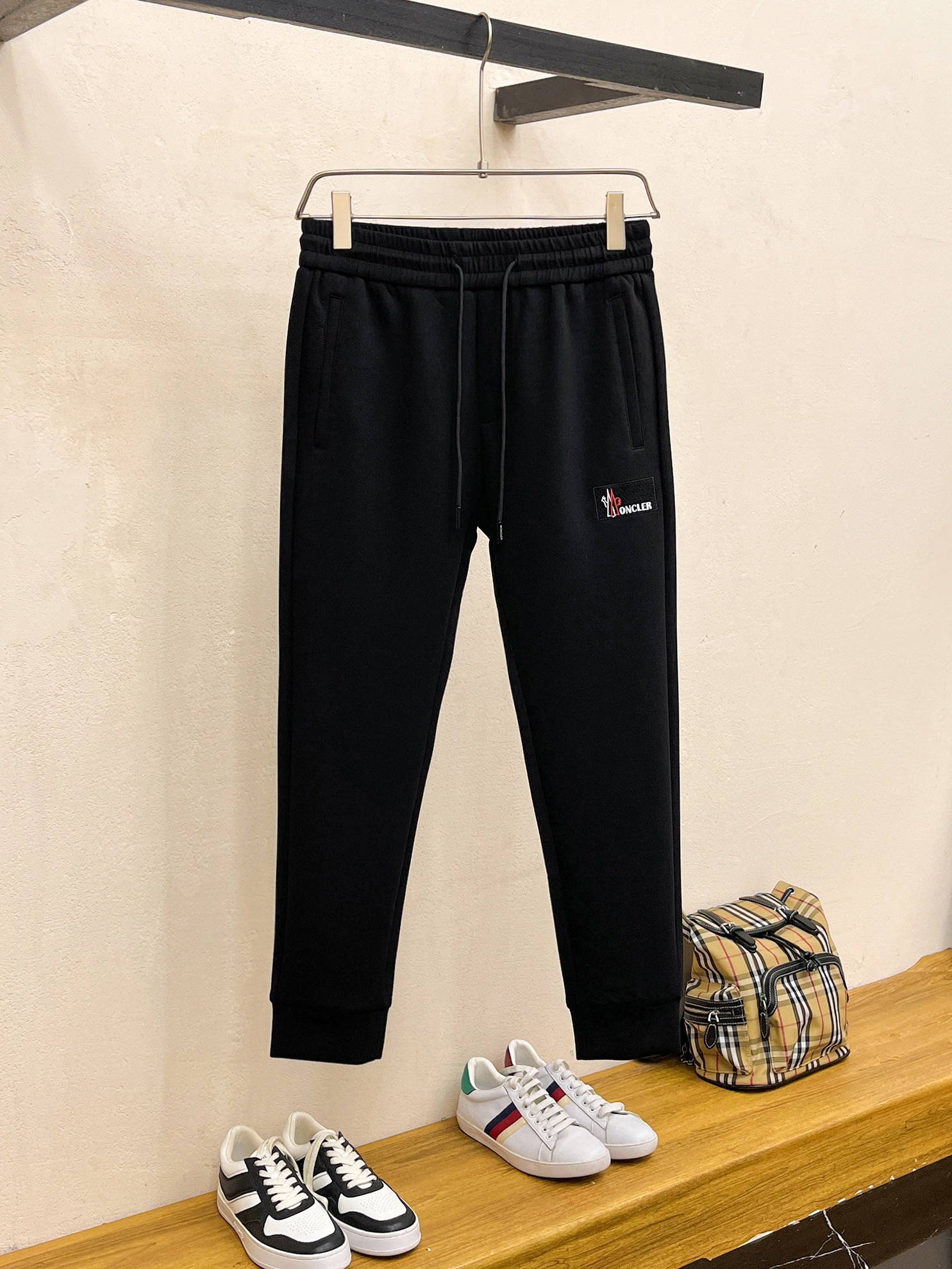 NO:510909,The new men's casual trousers for autumn and winter 2025 high-end products are simple, fashionable and generous. Customized original imported fabrics are simple, neat and refreshing. The quality workmanship details can stand any form of test. They are simple, generous and versatile. The upper body is elegant and handsome, and the new visual feel is refreshing!  He has invincible appearance, excellent details, and is not picky about others!  Code number M-3xL, Moncler, alexander wang19860909蒙口 2025秋冬新款男士休闲长裤 高端货简洁时尚大方 定制原版进口面料 简洁利落又清爽 品质做工细节经得起任何形式检验,简约大方百搭款 上身优雅帅气,焕然一新的即视感！品相无敌,细节都很到位,上身不挑人！ 码数M-3xL,,Moncler,alexander wang,Men's clothing