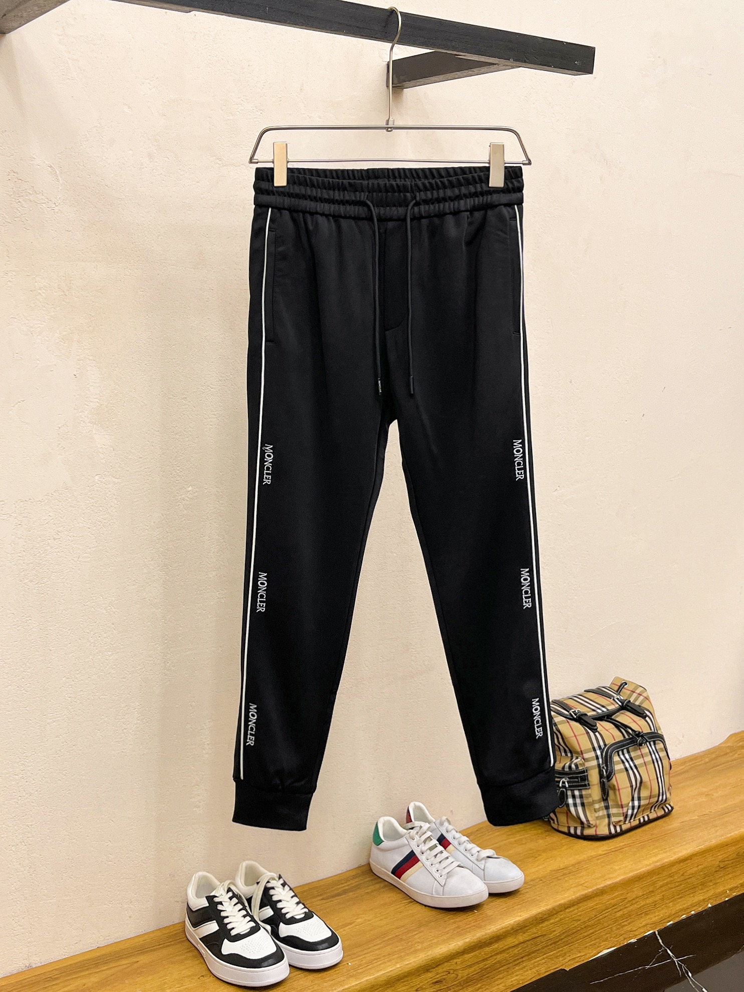 NO:510911,The new men's casual trousers for 2025 autumn and winter are high-end products, simple, fashionable and generous, customized original imported fabrics, simple, neat and refreshing, the quality workmanship details can stand any form of test, simple, generous and versatile, elegant and handsome, and a brand new visual feeling!  He has invincible appearance, excellent details, and is not picky about others!  Code number M-3xL, Moncler, alexander wang19860909蒙口2025秋冬新款男士休闲长裤 高端货简洁时尚大方 定制原版进口面料 简洁利落又清爽 品质做工细节经得起任何形式检验,简约大方百搭款 上身优雅帅气,焕然一新的即视感！品相无敌,细节都很到位,上身不挑人！ 码数M-3xL,,Moncler,alexander wang,Men's clothing