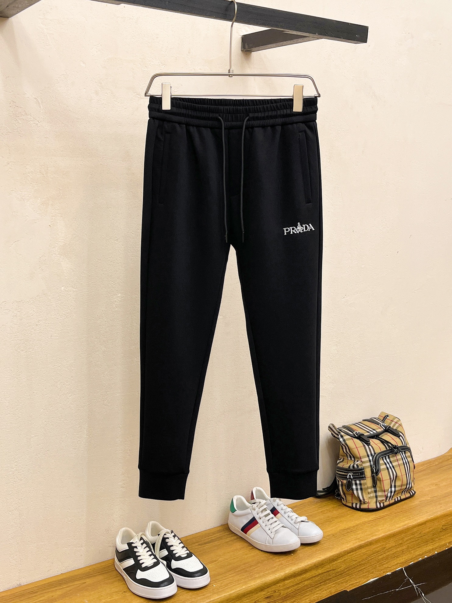 NO:510913,Prada 2025 autumn and winter new men's casual trousers, high-end products are simple, fashionable and generous, customized original imported fabrics, simple, neat and refreshing, the quality workmanship details can stand any form of test, simple, generous and versatile, elegant and handsome, and a brand new visual sense!  He has invincible appearance, excellent details, and is not picky about others!  Code number M-3xL, prada, alexander wang19860909普拉达 2025秋冬新款男士休闲长裤 高端货简洁时尚大方 定制原版进口面料 简洁利落又清爽 品质做工细节经得起任何形式检验,简约大方百搭款 上身优雅帅气,焕然一新的即视感！品相无敌,细节都很到位,上身不挑人！ 码数M-3xL,,prada,alexander wang,Men's clothing