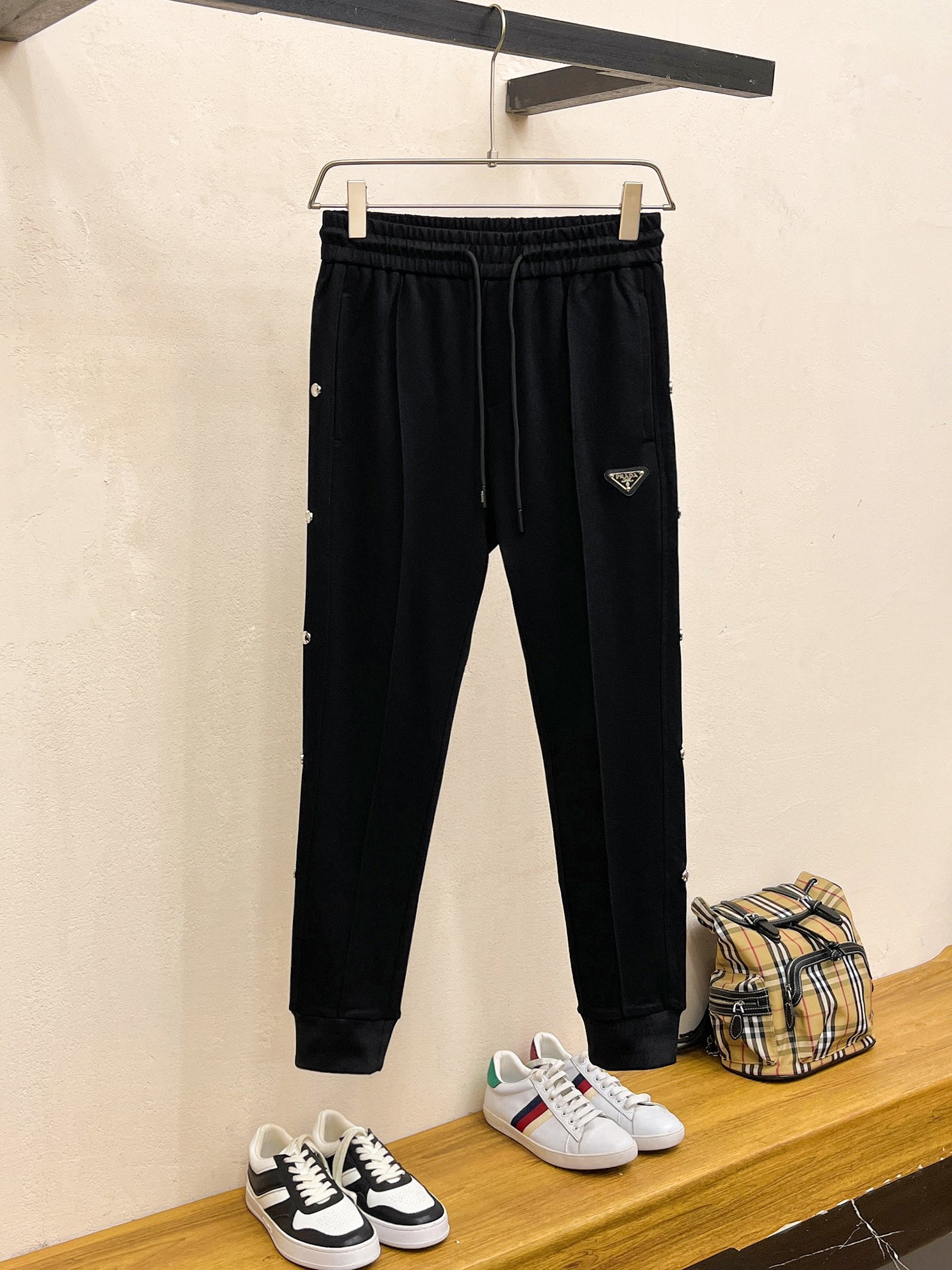 NO:510917,Prada 2025 autumn and winter new men's casual trousers, high-end products are simple, fashionable and generous, customized original imported fabrics, simple, neat and refreshing, the quality workmanship details can stand any form of test, simple, generous and versatile, elegant and handsome, and a brand new visual sense!  He has invincible appearance, excellent details, and is not picky about others!  Code number M-3xL, prada, alexander wang19860909普拉达 2025秋冬新款男士休闲长裤 高端货简洁时尚大方 定制原版进口面料 简洁利落又清爽 品质做工细节经得起任何形式检验,简约大方百搭款 上身优雅帅气,焕然一新的即视感！品相无敌,细节都很到位,上身不挑人！ 码数M-3xL,,prada,alexander wang,Men's clothing