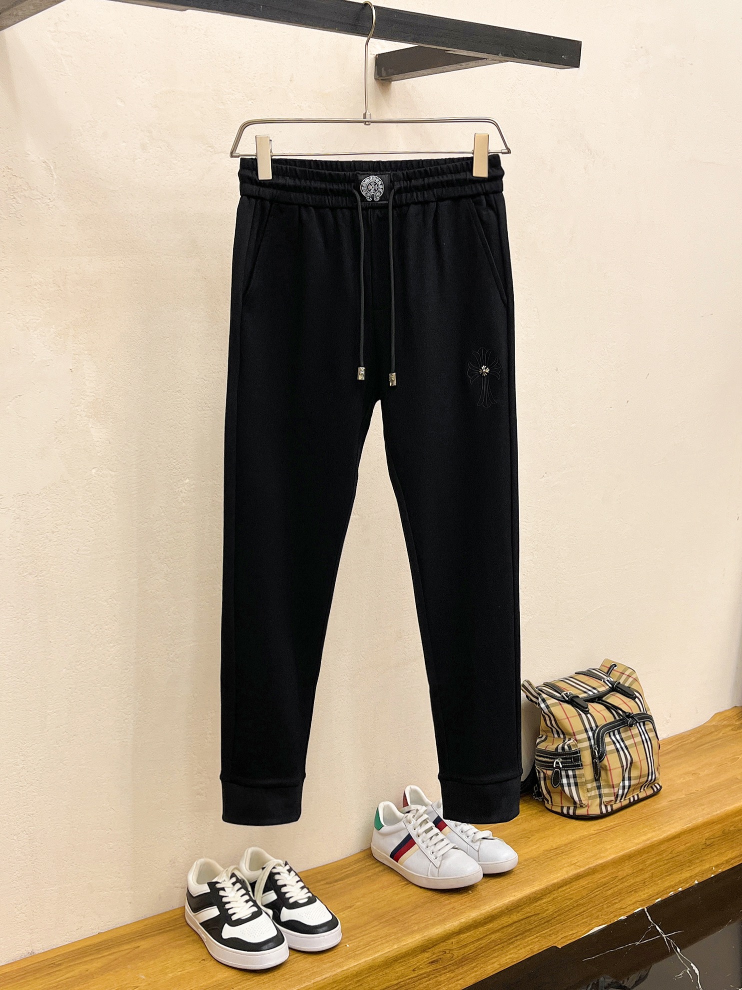 NO:510928,Croxin 2025 autumn and winter new men's casual trousers, high-end products are simple, fashionable and generous, customized original imported fabrics, simple, neat and refreshing, the quality workmanship details can stand any form of test, simple, generous and versatile, elegant and handsome, and a brand new visual feeling!  He has invincible appearance, excellent details, and is not picky about others!  Code number M-3xL, chrome hearts, alexander wang19860909克罗心 2025秋冬新款男士休闲长裤 高端货简洁时尚大方 定制原版进口面料 简洁利落又清爽 品质做工细节经得起任何形式检验,简约大方百搭款 上身优雅帅气,焕然一新的即视感！品相无敌,细节都很到位,上身不挑人！ 码数M-3xL,,chrome hearts,alexander wang,Men's clothing