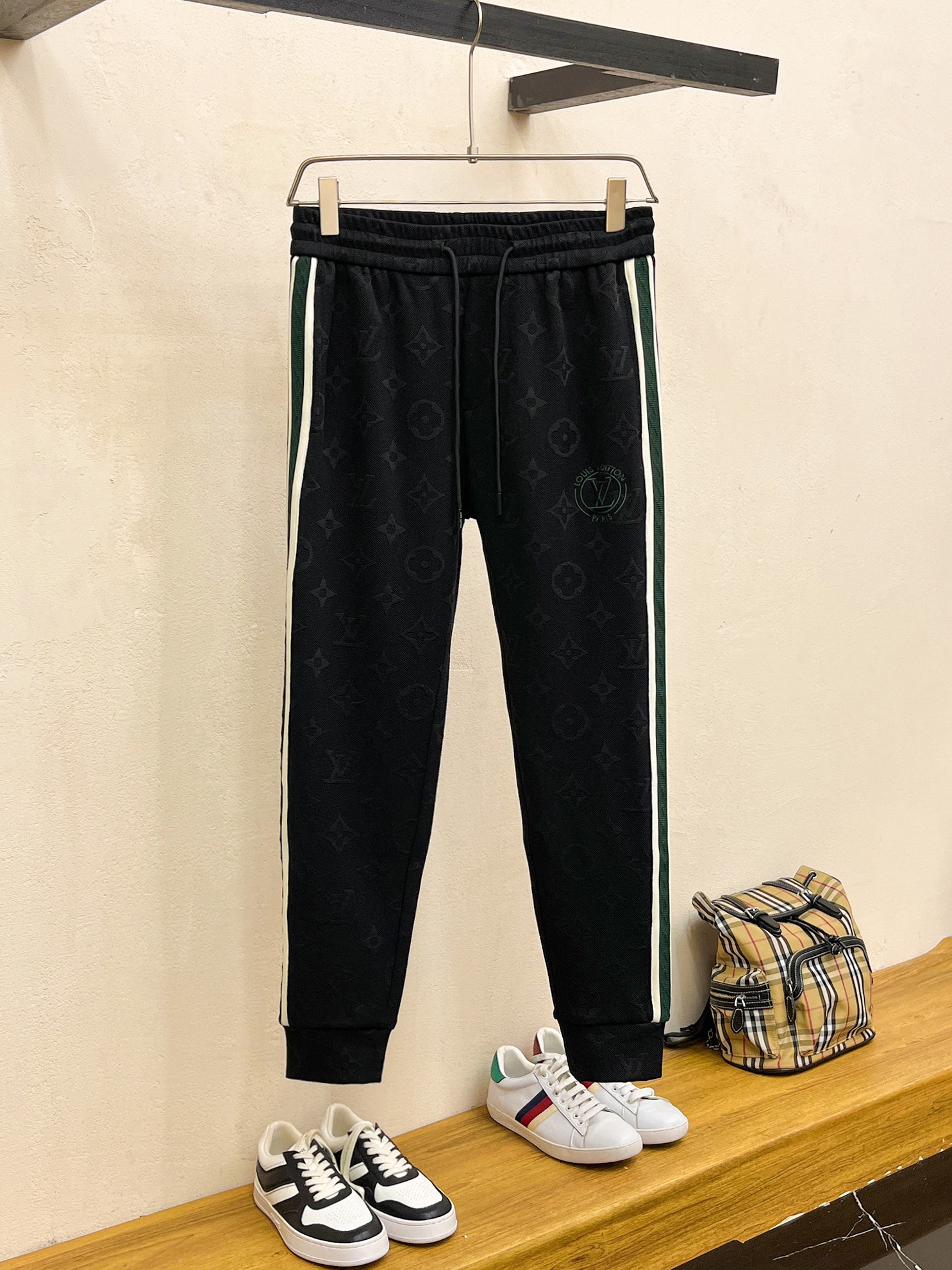 NO:510934,Lv 2025 autumn and winter new men's casual trousers, high-end products are simple, fashionable and generous, customized original imported fabrics, simple, neat and refreshing, the quality workmanship details can stand any form of test, simple, generous and versatile, elegant and handsome, and a brand new visual feeling!  He has invincible appearance, excellent details, and is not picky about others!  Code number M-3xL, louis vuitton,alexander wang19860909Lv 2025秋冬新款男士休闲长裤 高端货简洁时尚大方 定制原版进口面料 简洁利落又清爽 品质做工细节经得起任何形式检验,简约大方百搭款 上身优雅帅气,焕然一新的即视感！品相无敌,细节都很到位,上身不挑人！ 码数M-3xL,,louis vuitton,alexander wang,Men's clothing