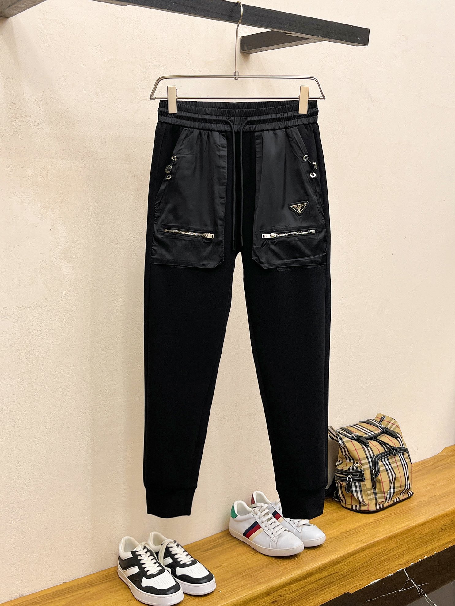 NO:510942,Prada 2025 autumn and winter new men's casual trousers, high-end products are simple, fashionable and generous, customized original imported fabrics, simple, neat and refreshing, the quality workmanship details can stand any form of test, simple, generous and versatile, elegant and handsome, and a brand new visual sense!  He has invincible appearance, excellent details, and is not picky about others!  Code number M-3xL, prada, alexander wang19860909普拉达 2025秋冬新款男士休闲长裤 高端货简洁时尚大方 定制原版进口面料 简洁利落又清爽 品质做工细节经得起任何形式检验,简约大方百搭款 上身优雅帅气,焕然一新的即视感！品相无敌,细节都很到位,上身不挑人！ 码数M-3xL,,prada,alexander wang,Men's clothing