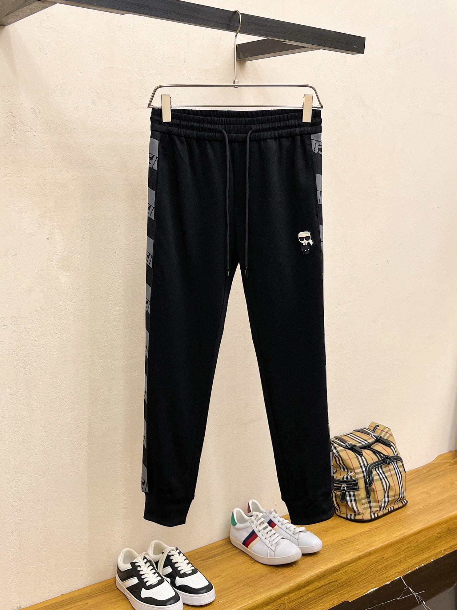 NO:510949,Fendi 2025 autumn and winter new men's casual trousers, high-end products are simple, fashionable and generous, customized original imported fabrics, simple, neat and refreshing, the quality workmanship details can stand any form of test, simple, generous and versatile, elegant and handsome, and a brand new visual feeling!  He has invincible appearance, excellent details, and is not picky about others!  Code number M-3xL, fendi, alexander wang19860909芬迪 2025秋冬新款男士休闲长裤 高端货简洁时尚大方 定制原版进口面料 简洁利落又清爽 品质做工细节经得起任何形式检验,简约大方百搭款 上身优雅帅气,焕然一新的即视感！品相无敌,细节都很到位,上身不挑人！ 码数M-3xL,,fendi,alexander wang,Men's clothing