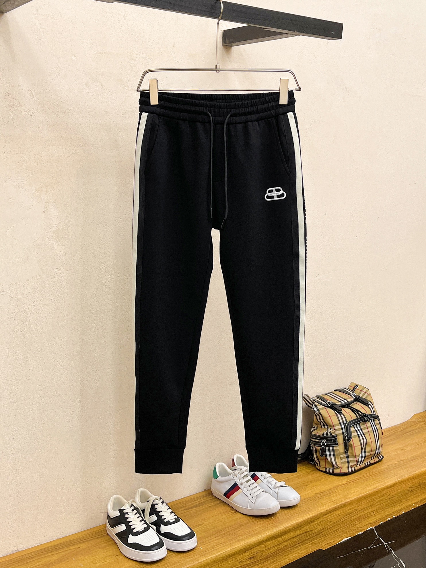 NO:510958,Balenciaga 2025 autumn and winter new men's casual trousers, high-end products are simple, fashionable and generous, customized original imported fabrics, simple, neat and refreshing, the quality workmanship details can stand any form of test, simple, generous and versatile, elegant and handsome, and a brand new visual feeling!  He has invincible appearance, excellent details, and is not picky about others!  Code number M-3xL, balenciaga, alexander wang19860909巴黎世家 2025秋冬新款男士休闲长裤 高端货简洁时尚大方 定制原版进口面料 简洁利落又清爽 品质做工细节经得起任何形式检验,简约大方百搭款 上身优雅帅气,焕然一新的即视感！品相无敌,细节都很到位,上身不挑人！ 码数M-3xL,,balenciaga,alexander wang,Men's clothing