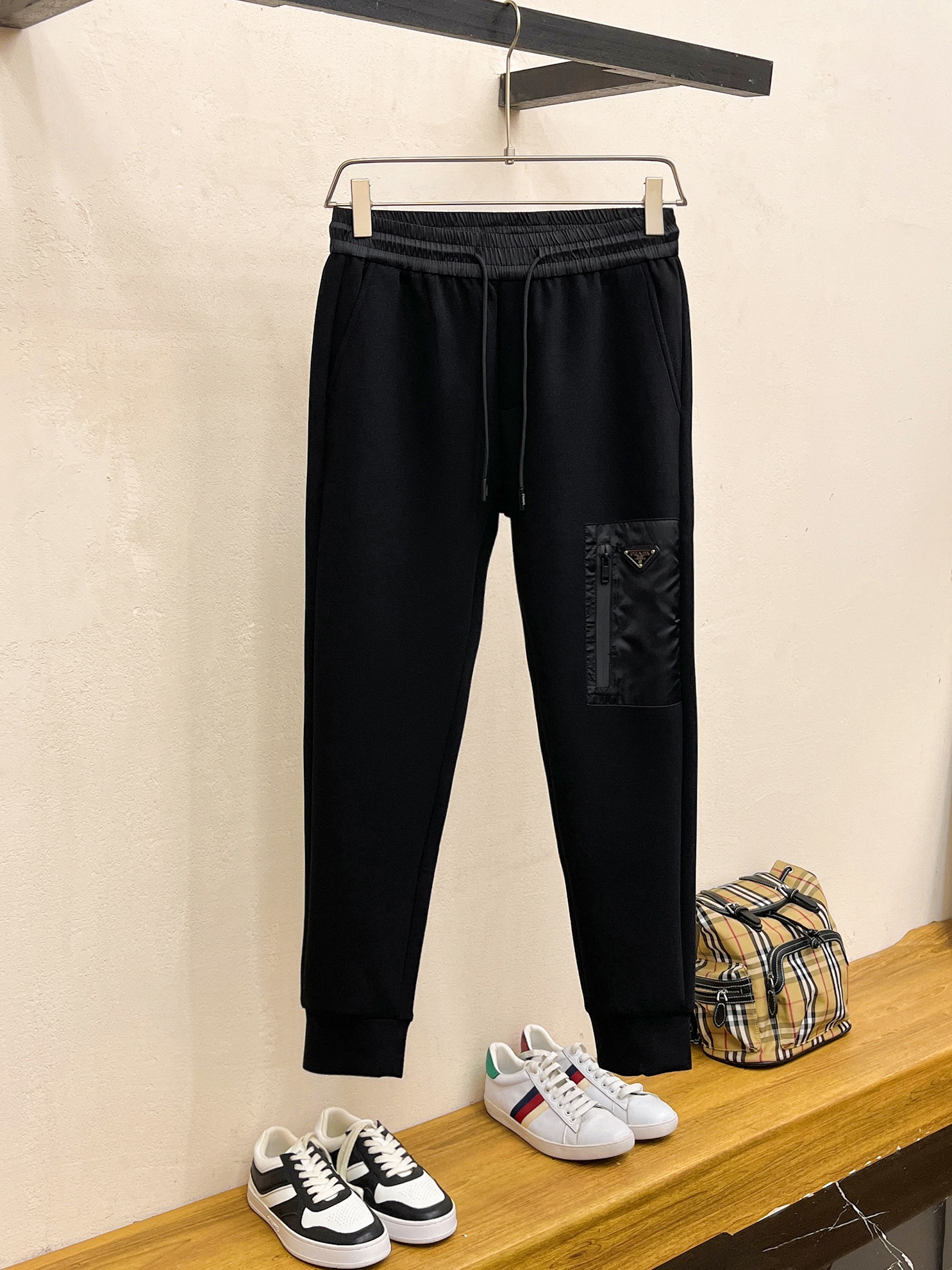 NO:510967,Prada 2025 autumn and winter new men's casual trousers, high-end products are simple, fashionable and generous, customized original imported fabrics, simple, neat and refreshing, the quality workmanship details can stand any form of test, simple, generous and versatile, elegant and handsome, and a brand new visual sense!  He has invincible appearance, excellent details, and is not picky about others!  Code number M-3xL, prada, alexander wang19860909普拉达 2025秋冬新款男士休闲长裤 高端货简洁时尚大方 定制原版进口面料 简洁利落又清爽 品质做工细节经得起任何形式检验,简约大方百搭款 上身优雅帅气,焕然一新的即视感！品相无敌,细节都很到位,上身不挑人！ 码数M-3xL,,prada,alexander wang,Men's clothing