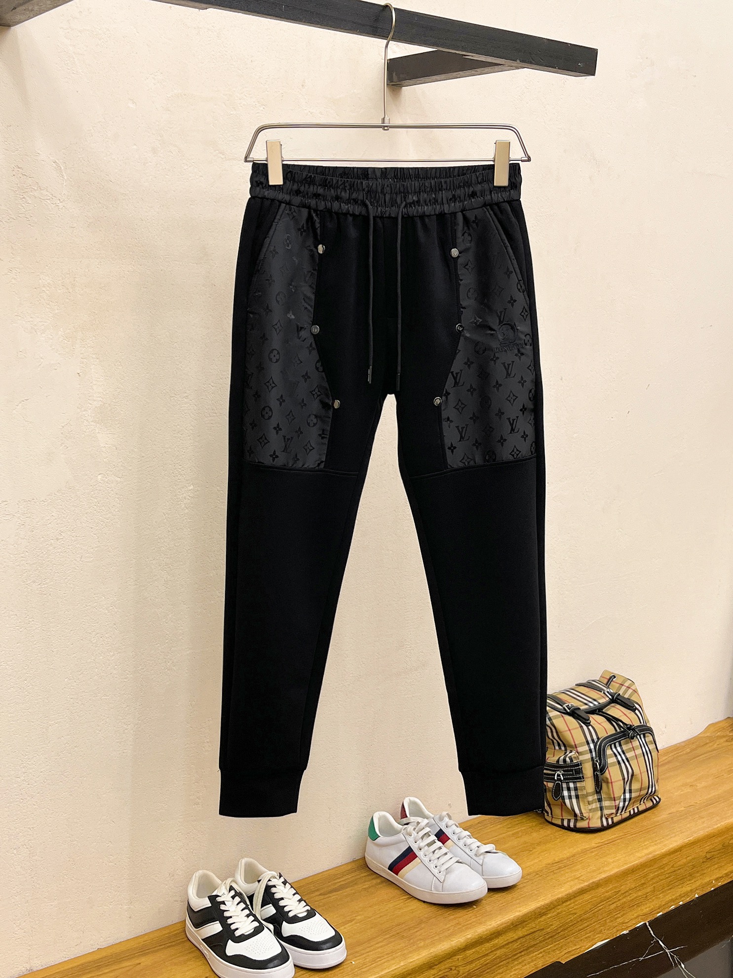 NO:661597,Lv 2025 new autumn and winter men's casual trousers. High-end products, simple, fashionable and generous. Customized original imported fabrics. Simple, neat and refreshing. Quality workmanship details can withstand any form of inspection. Simple, generous and versatile. The upper body is elegant and handsome, giving you a brand new sense of sight!  The appearance is incomparable, the details are in place, and the upper body is not picky!  Size M-3xL,,louis vuitton, 19860909Lv 2025秋冬新款男士休闲长裤 高端货简洁时尚大方 定制原版进口面料 简洁利落又清爽 品质做工细节经得起任何形式检验,简约大方百搭款 上身优雅帅气,焕然一新的即视感！品相无敌,细节都很到位,上身不挑人！ 码数M-3xL,,louis vuitton, ,Men's clothing