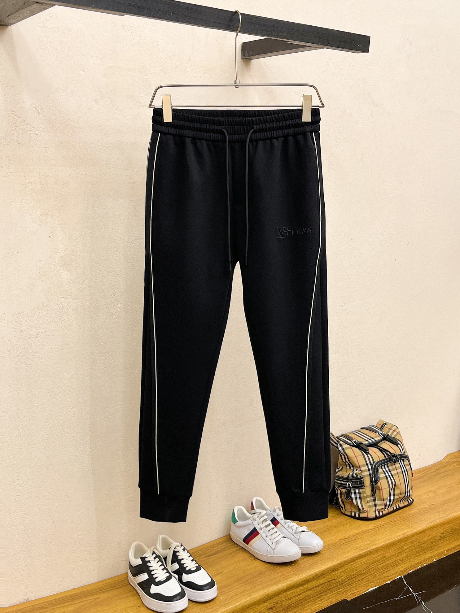 NO:510976,Lv 2025 autumn and winter new men's casual trousers, high-end products are simple, fashionable and generous, customized original imported fabrics, simple, neat and refreshing, the quality workmanship details can stand any form of test, simple, generous and versatile, elegant and handsome, and a brand new visual feeling!  He has invincible appearance, excellent details, and is not picky about others!  Code number M-3xL, louis vuitton,alexander wang19860909Lv 2025秋冬新款男士休闲长裤 高端货简洁时尚大方 定制原版进口面料 简洁利落又清爽 品质做工细节经得起任何形式检验,简约大方百搭款 上身优雅帅气,焕然一新的即视感！品相无敌,细节都很到位,上身不挑人！ 码数M-3xL,,louis vuitton,alexander wang,Men's clothing