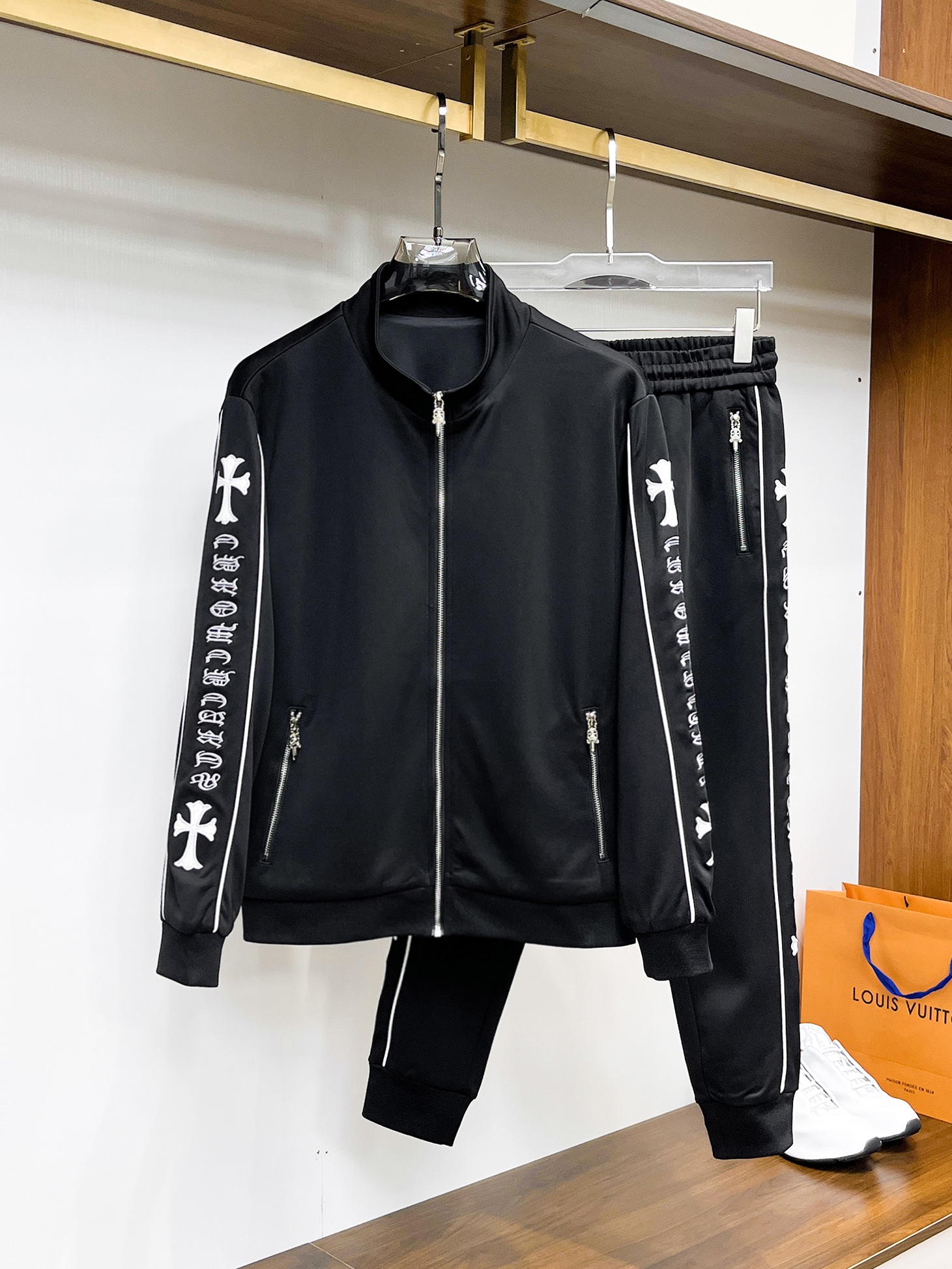 NO:541039,Croxin* top-level set style, autumn and winter style top-level imported private goods, perfect inside, comfortable upper body, no thorny feeling, high-end custom imported fabric, arrangement craft zipper cardigan set, the counter style is fashionable and luxurious, the quality is unquestionable, the upper body effect is excellent, the official website is the same style, style counter size M-xxxl,,chrome hearts,alexander wang19860909克罗心*顶级套装版型 秋冬款顶级进口私货,内里完美包边,上身舒服 无刺感 高端定制进口面料 排列工艺拉链开衫套装,专柜款时尚不失奢华 品质毋庸置疑 上身效果超赞奢华官网同款 款式专柜尺码M-xxxl,,chrome hearts,alexander wang,Men's clothing