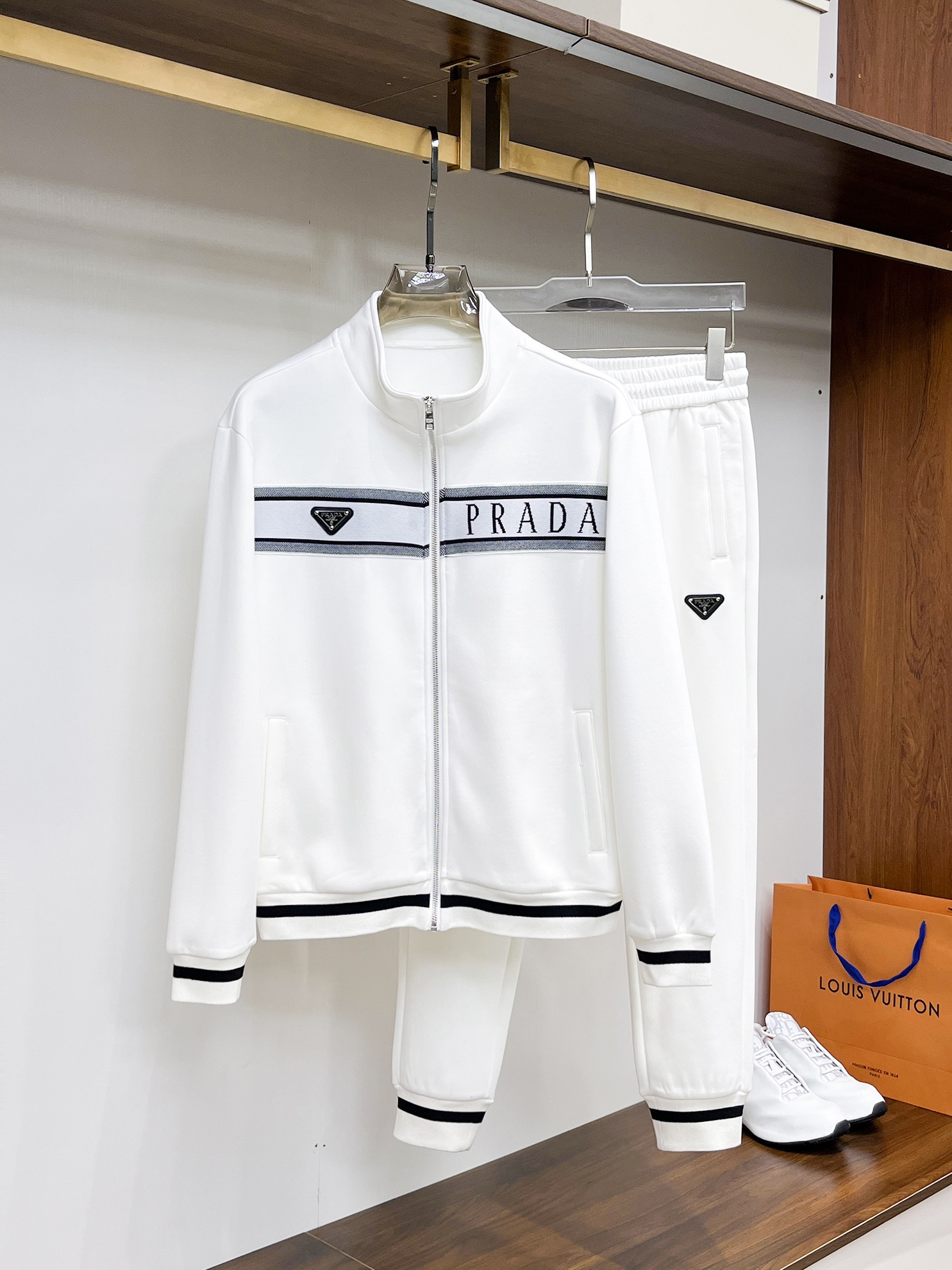 NO:541073,Prada* plus velvet top-grade set style 2025 autumn and winter style top-grade imported private goods, perfect inside, comfortable upper body, no thorny feeling, high-end custom imported fabric arrangement craft zipper cardigan set, counter style fashionable and luxurious, unquestionable quality, excellent upper body effect is excellent and luxurious official website same style, style counter size M-xxxl,,prada,alexander wang19860909普拉达*加绒顶级套装版型 2025秋冬款顶级进口私货,内里完美包边,上身舒服 无刺感 高端定制进口面料 排列工艺拉链开衫套装,专柜款时尚不失奢华 品质毋庸置疑 上身效果超赞奢华官网同款 款式专柜尺码M-xxxl,,prada,alexander wang,Men's clothing