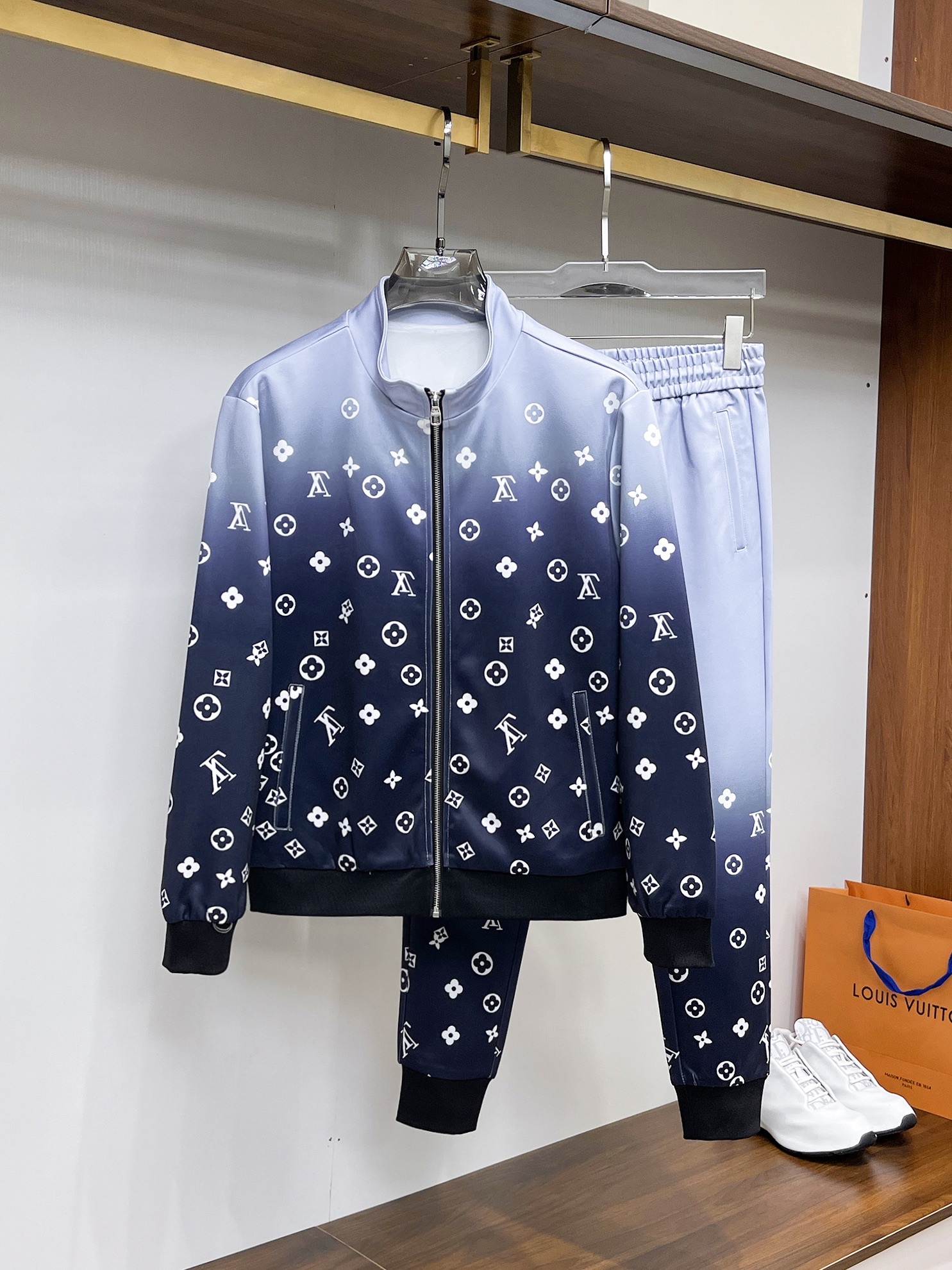 NO:541042,Lv* top set style 2025 autumn and winter style top imported private goods, perfect inside, comfortable upper body, no thorny feeling, high-end custom imported fabric, arrangement craft zipper cardigan set, counter style fashionable and luxurious, unquestionable quality, excellent upper body effect is excellent and luxurious official website same style, style counter size M-xxxl,,louis vuitton,alexander wang19860909Lv*顶级套装版型 2025秋冬款顶级进口私货,内里完美包边,上身舒服 无刺感 高端定制进口面料 排列工艺拉链开衫套装,专柜款时尚不失奢华 品质毋庸置疑 上身效果超赞奢华官网同款 款式专柜尺码M-xxxl,,louis vuitton,alexander wang,Men's clothing