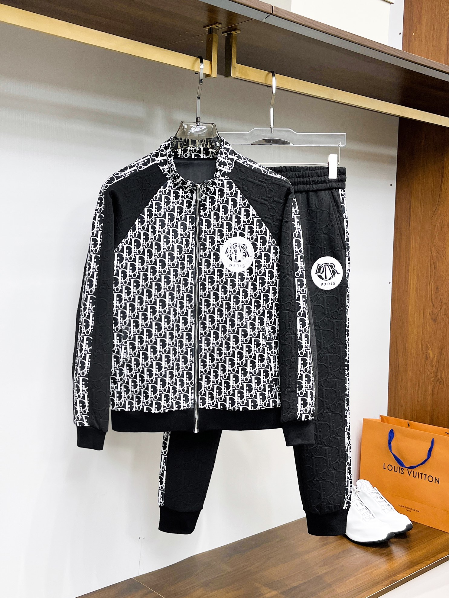 NO:541047,Dior* top set style, autumn and winter style top imported private goods, perfect inside, comfortable upper body, no thorny feeling, high-end custom imported fabric, arrangement craft zipper cardigan suit, the counter style is fashionable and luxurious, the quality is unquestionable, the upper body effect is excellent, the official website is the same style, style counter size M-xxxl,,dior,alexander wang19860909迪奥*顶级套装版型 秋冬款顶级进口私货,内里完美包边,上身舒服 无刺感 高端定制进口面料 排列工艺拉链开衫套装,专柜款时尚不失奢华 品质毋庸置疑 上身效果超赞奢华官网同款 款式专柜尺码M-xxxl,,dior,alexander wang,Men's clothing