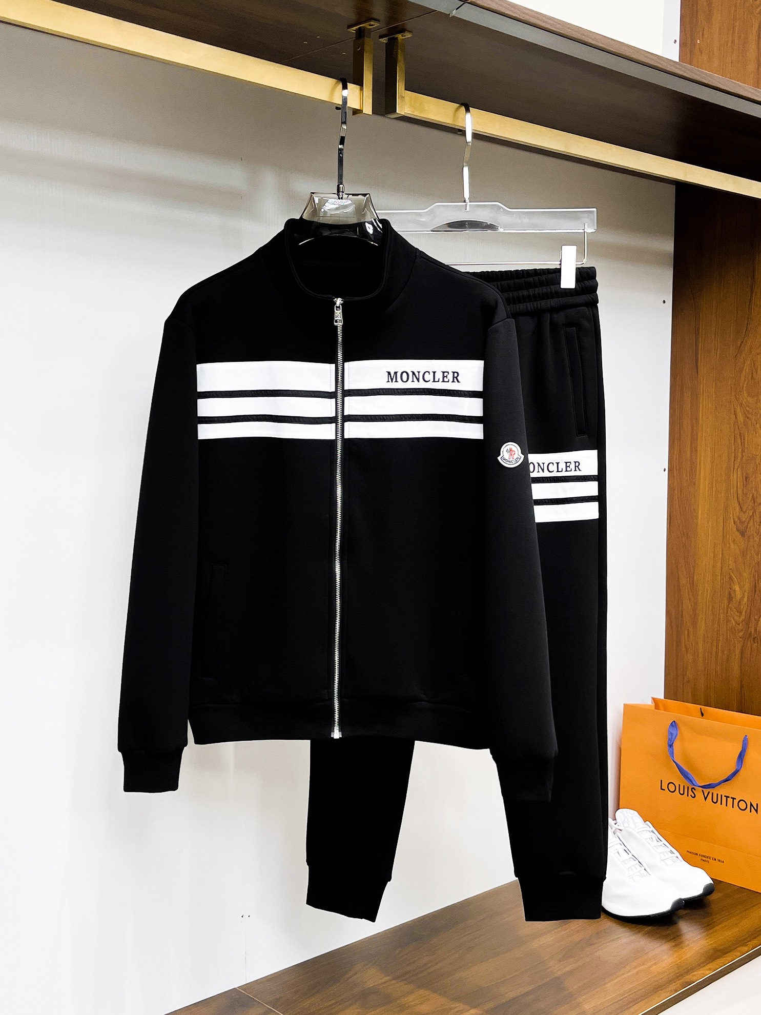 NO:541069,Top-grade set style of 2025 autumn and winter style top imported private goods, perfect inside, comfortable upper body, no thorny feeling, high-end custom imported fabric, arrangement craft zipper cardigan set, the counter style is fashionable and luxurious, the quality is unquestionable, the upper body effect is super luxurious official website same style, style counter size M-xxxl,,Moncler,alexander wang19860909蒙口*加绒顶级套装版型 2025秋冬款顶级进口私货,内里完美包边,上身舒服 无刺感 高端定制进口面料 排列工艺拉链开衫套装,专柜款时尚不失奢华 品质毋庸置疑 上身效果超赞奢华官网同款 款式专柜尺码M-xxxl,,Moncler,alexander wang,Men's clothing