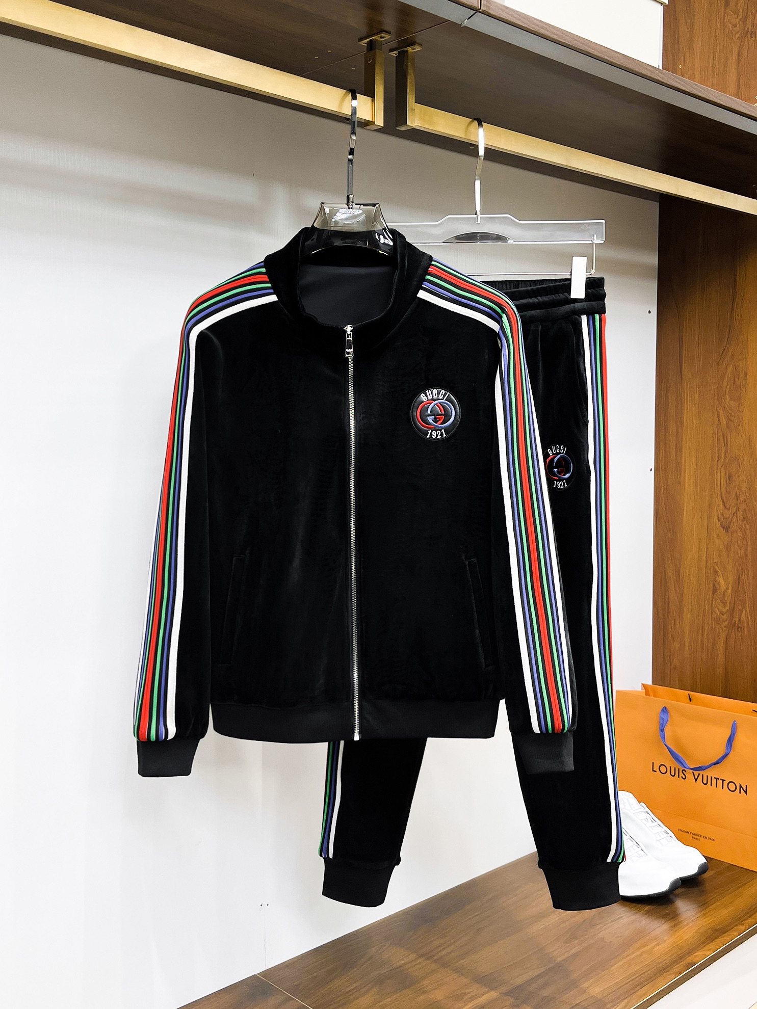 NO:541067,Guqi* gold velvet top-level set style 2025 autumn and winter style top-level imported private goods, perfect inside, comfortable upper body, no thorny feeling, high-end custom imported fabric, arrangement craft zipper cardigan set, the counter style is fashionable and luxurious, the quality is unquestionable, the upper body effect is super luxurious official website same style, style counter size M-xxxl,,alexander wang19860909古奇*金丝绒顶级套装版型 2025秋冬款顶级进口私货,内里完美包边,上身舒服 无刺感 高端定制进口面料 排列工艺拉链开衫套装,专柜款时尚不失奢华 品质毋庸置疑 上身效果超赞奢华官网同款 款式专柜尺码M-xxxl,,alexander wang,Men's clothing