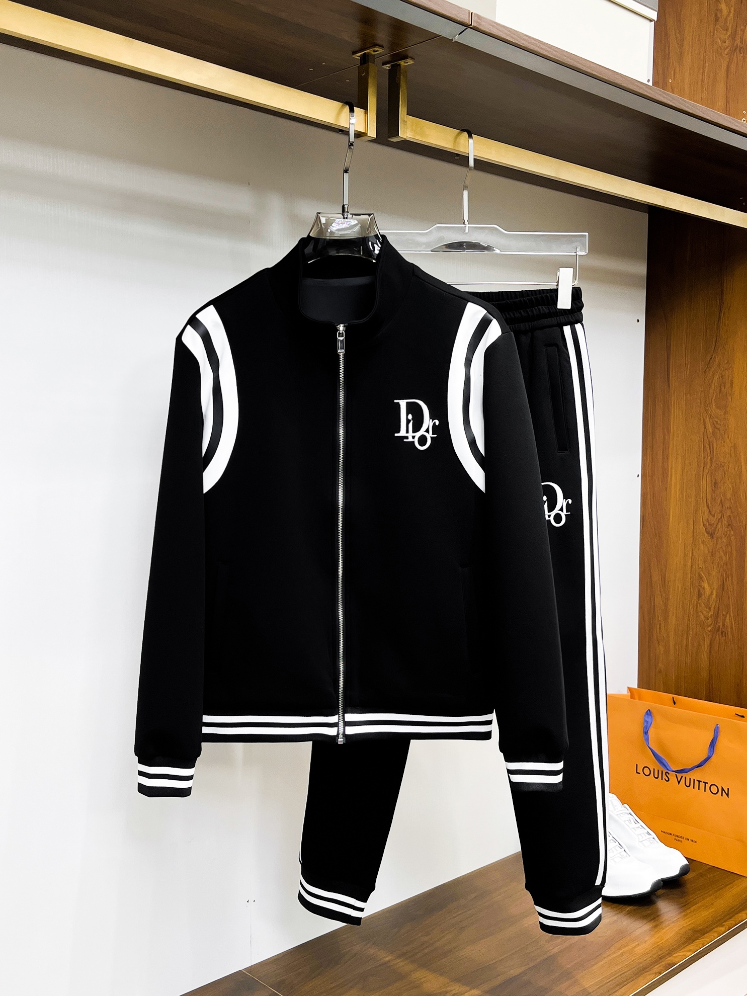 NO:541049,Dior* top set style 2025 autumn and winter style top imported private goods, perfect inside, comfortable upper body, no thorny feeling, high-end custom imported fabric, arrangement craft zipper cardigan suit, the counter style is fashionable and luxurious, the quality is unquestionable, the upper body effect is super luxurious official website same style, style counter size M-xxxl,,dior,alexander wang19860909迪奥*顶级套装版型 2025秋冬款顶级进口私货,内里完美包边,上身舒服 无刺感 高端定制进口面料 排列工艺拉链开衫套装,专柜款时尚不失奢华 品质毋庸置疑 上身效果超赞奢华官网同款 款式专柜尺码M-xxxl,,dior,alexander wang,Men's clothing