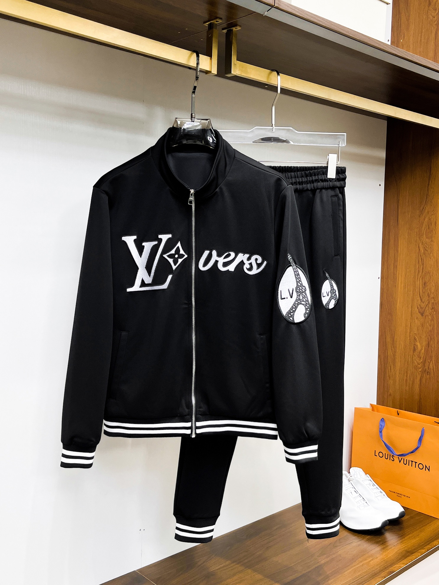 NO:541052,Lv * Top-level set style 2025 autumn and winter style top imported private goods, perfect inside, comfortable upper body, no thorny feeling, high-end custom imported fabric, arrangement craft zipper cardigan suit, the counter style is fashionable and luxurious, the quality is unquestionable, the upper body effect is super luxurious official website same style, style counter size M-xxxl,,louis vuitton,alexander wang19860909Lv *顶级套装版型 2025秋冬款顶级进口私货,内里完美包边,上身舒服 无刺感 高端定制进口面料 排列工艺拉链开衫套装,专柜款时尚不失奢华 品质毋庸置疑 上身效果超赞奢华官网同款 款式专柜尺码M-xxxl,,louis vuitton,alexander wang,Men's clothing