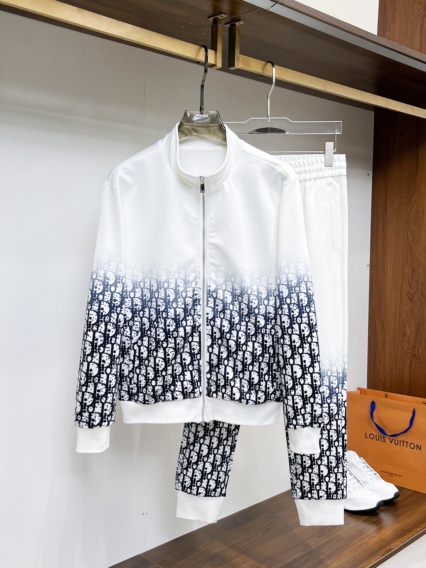 NO:541055,Dior* top set style 2025 autumn and winter style top imported private goods, perfect inside, comfortable upper body, no thorny feeling, high-end custom imported fabric, arrangement craft zipper cardigan suit, the counter style is fashionable and luxurious, the quality is unquestionable, the upper body effect is super luxurious official website same style, style counter size M-xxxl,,dior,alexander wang19860909迪奥*顶级套装版型 2025秋冬款顶级进口私货,内里完美包边,上身舒服 无刺感 高端定制进口面料 排列工艺拉链开衫套装,专柜款时尚不失奢华 品质毋庸置疑 上身效果超赞奢华官网同款 款式专柜尺码M-xxxl,,dior,alexander wang,Men's clothing