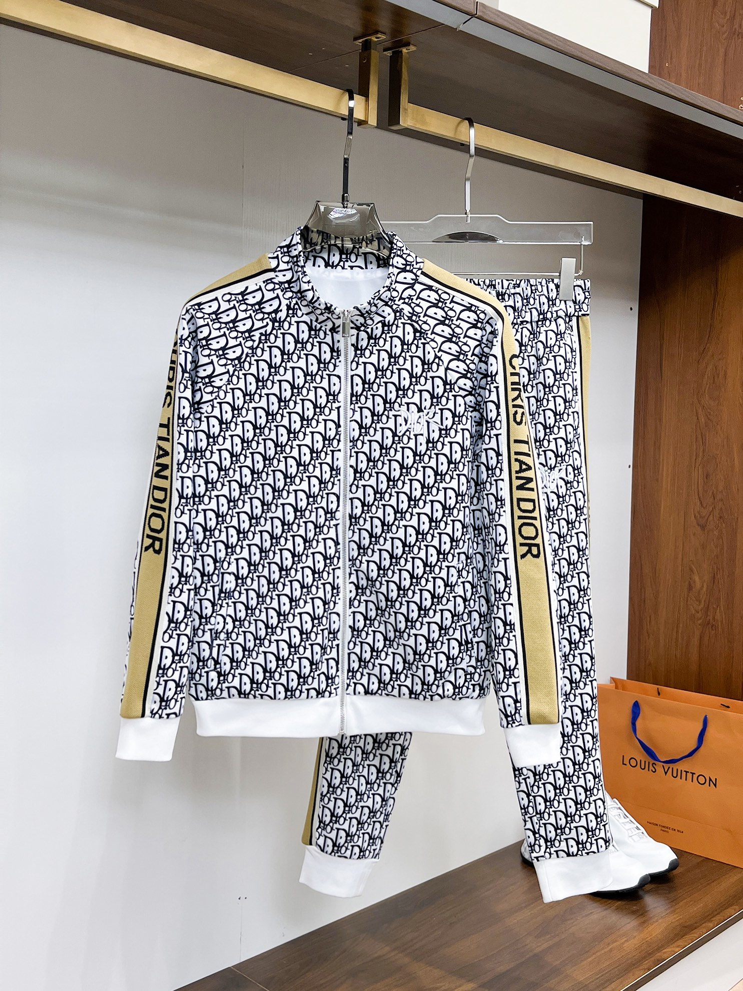 NO:541064,Dior* top set style 2025 autumn and winter style top imported private goods, perfect inside, comfortable upper body, no thorny feeling, high-end custom imported fabric, arrangement craft zipper cardigan suit, the counter style is fashionable and luxurious, the quality is unquestionable, the upper body effect is super luxurious official website same style, style counter size M-xxxl,,dior,alexander wang19860909迪奥*顶级套装版型 2025秋冬款顶级进口私货,内里完美包边,上身舒服 无刺感 高端定制进口面料 排列工艺拉链开衫套装,专柜款时尚不失奢华 品质毋庸置疑 上身效果超赞奢华官网同款 款式专柜尺码M-xxxl,,dior,alexander wang,Men's clothing