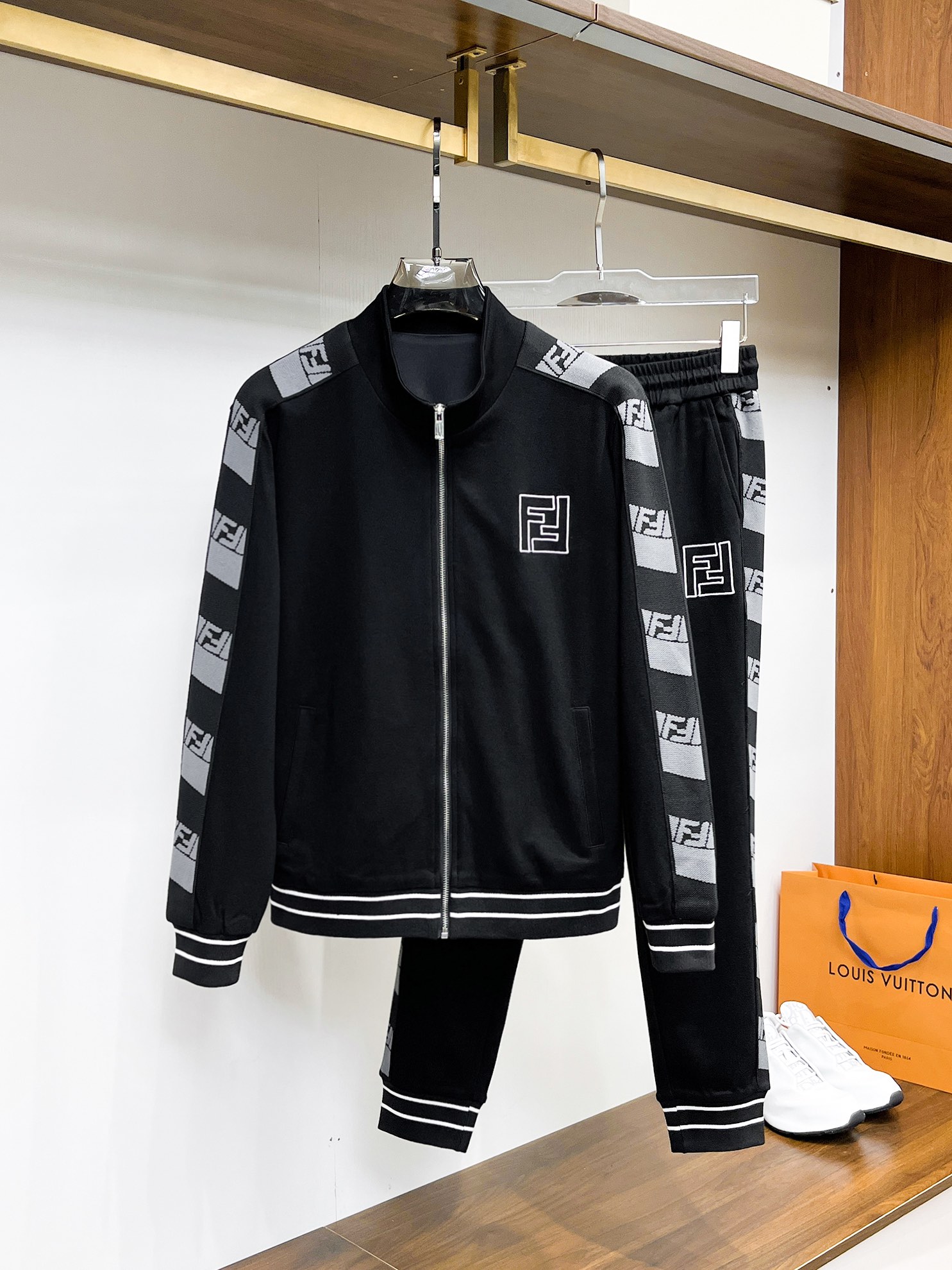 NO:541061,Fendi* top set style 2025 autumn and winter style top imported private goods, perfect inside, comfortable upper body, no thorny feeling, high-end custom imported fabric, arrangement craft zipper cardigan set, the counter style is fashionable and luxurious, the quality is unquestionable, the upper body effect is super luxurious official website same style, style counter size M-xxxl,,fendi,alexander wang19860909芬迪*顶级套装版型 2025秋冬款顶级进口私货,内里完美包边,上身舒服 无刺感 高端定制进口面料 排列工艺拉链开衫套装,专柜款时尚不失奢华 品质毋庸置疑 上身效果超赞奢华官网同款 款式专柜尺码M-xxxl,,fendi,alexander wang,Men's clothing