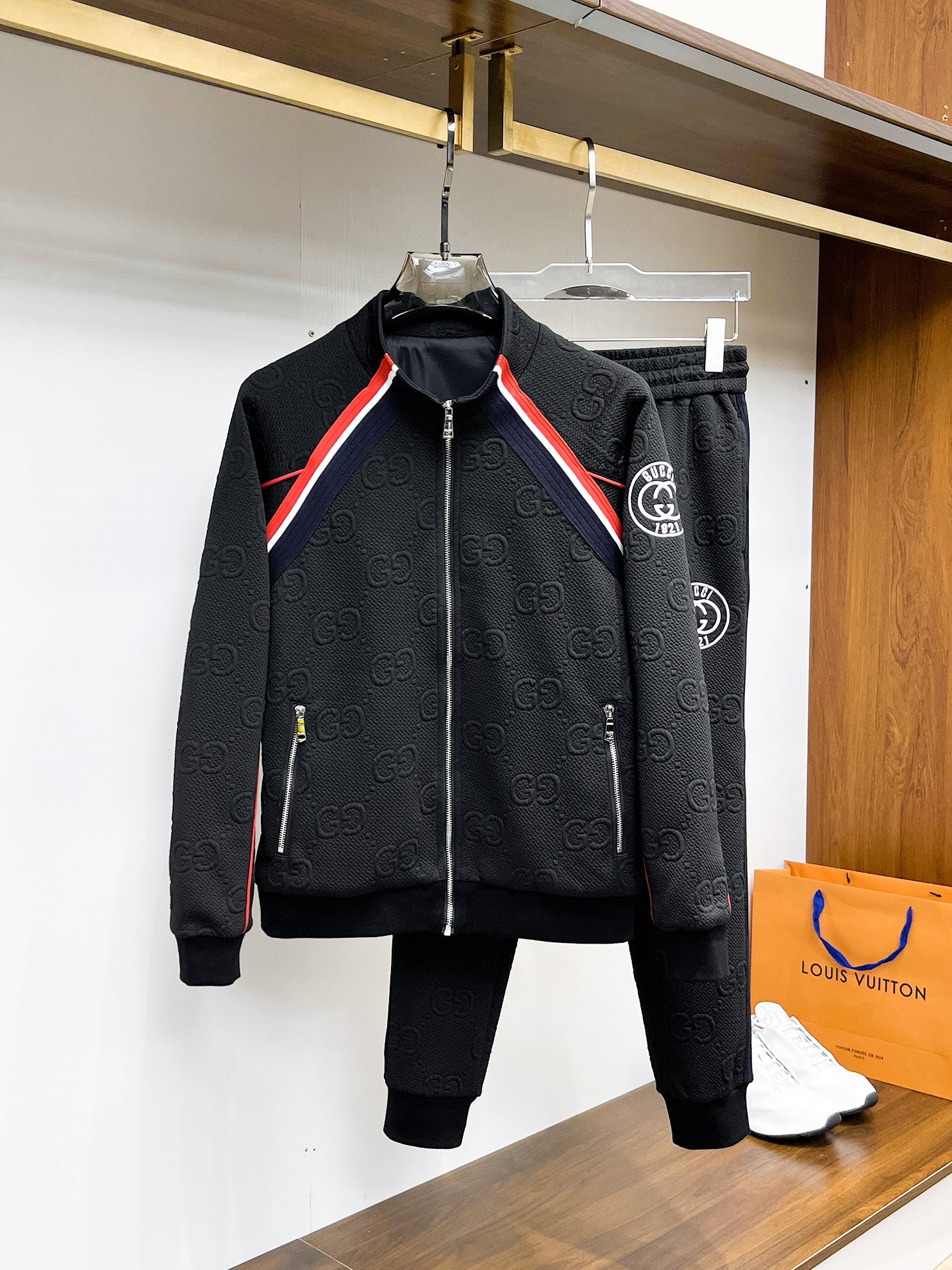 NO:541065,Guqi* top-level set style 2025 autumn and winter style top-level imported private goods, perfect inside, comfortable upper body, no thorny feeling, high-end custom imported fabric, arrangement craft zipper cardigan suit, the counter style is fashionable and luxurious, the quality is unquestionable, the upper body effect is super luxurious official website same style, style counter size M-xxxl,,alexander wang19860909古奇*顶级套装版型 2025秋冬款顶级进口私货,内里完美包边,上身舒服 无刺感 高端定制进口面料 排列工艺拉链开衫套装,专柜款时尚不失奢华 品质毋庸置疑 上身效果超赞奢华官网同款 款式专柜尺码M-xxxl,,alexander wang,Men's clothing