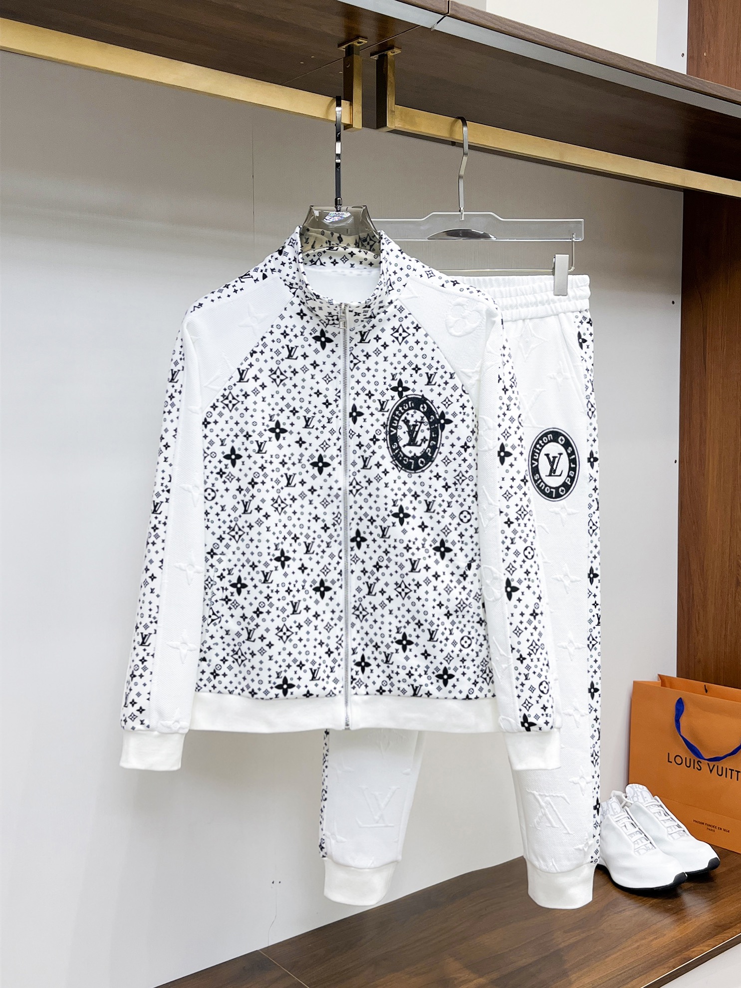 NO:541058,Lv* top set style 2025 autumn and winter style top imported private goods, perfect inside, comfortable upper body, no thorny feeling, high-end custom imported fabric, arrangement craft zipper cardigan set, counter style fashionable and luxurious, unquestionable quality, excellent upper body effect is excellent and luxurious official website same style, style counter size M-xxxl,,louis vuitton,alexander wang19860909Lv*顶级套装版型 2025秋冬款顶级进口私货,内里完美包边,上身舒服 无刺感 高端定制进口面料 排列工艺拉链开衫套装,专柜款时尚不失奢华 品质毋庸置疑 上身效果超赞奢华官网同款 款式专柜尺码M-xxxl,,louis vuitton,alexander wang,Men's clothing