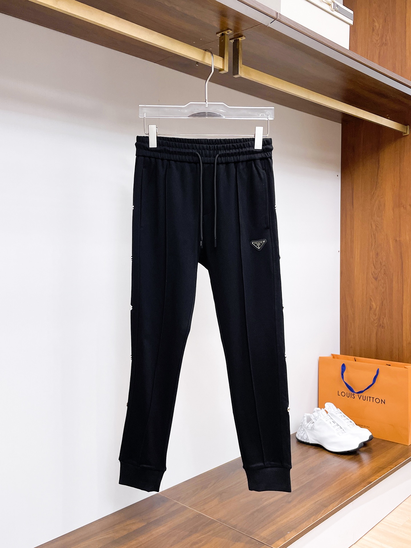 NO:541053,Prada 2025 autumn and winter new men's casual trousers, high-end products are simple, fashionable and generous, customized original imported fabrics, simple, neat and refreshing, the quality workmanship details can stand any form of test, simple, generous and versatile, elegant and handsome, and a brand new visual sense!  He has invincible appearance, excellent details, and is not picky about others!  Code number M-3xL, prada, alexander wang19860909普拉达 2025秋冬新款男士休闲长裤 高端货简洁时尚大方 定制原版进口面料 简洁利落又清爽 品质做工细节经得起任何形式检验,简约大方百搭款 上身优雅帅气,焕然一新的即视感！品相无敌,细节都很到位,上身不挑人！ 码数M-3xL,,prada,alexander wang,Men's clothing