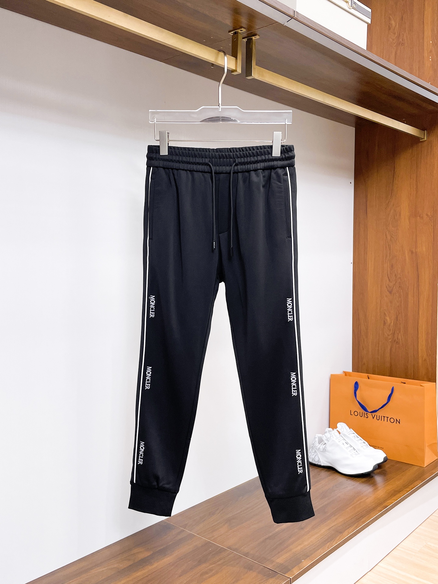 NO:541056,The new men's casual trousers for autumn and winter 2025 high-end products are simple, fashionable and generous. Customized original imported fabrics are simple, neat and refreshing. The quality workmanship details can stand any form of test. They are simple, generous and versatile. The upper body is elegant and handsome, and the new visual feel is refreshing!  He has invincible appearance, excellent details, and is not picky about others!  Code number M-3xL, Moncler, alexander wang19860909蒙口 2025秋冬新款男士休闲长裤 高端货简洁时尚大方 定制原版进口面料 简洁利落又清爽 品质做工细节经得起任何形式检验,简约大方百搭款 上身优雅帅气,焕然一新的即视感！品相无敌,细节都很到位,上身不挑人！ 码数M-3xL,,Moncler,alexander wang,Men's clothing