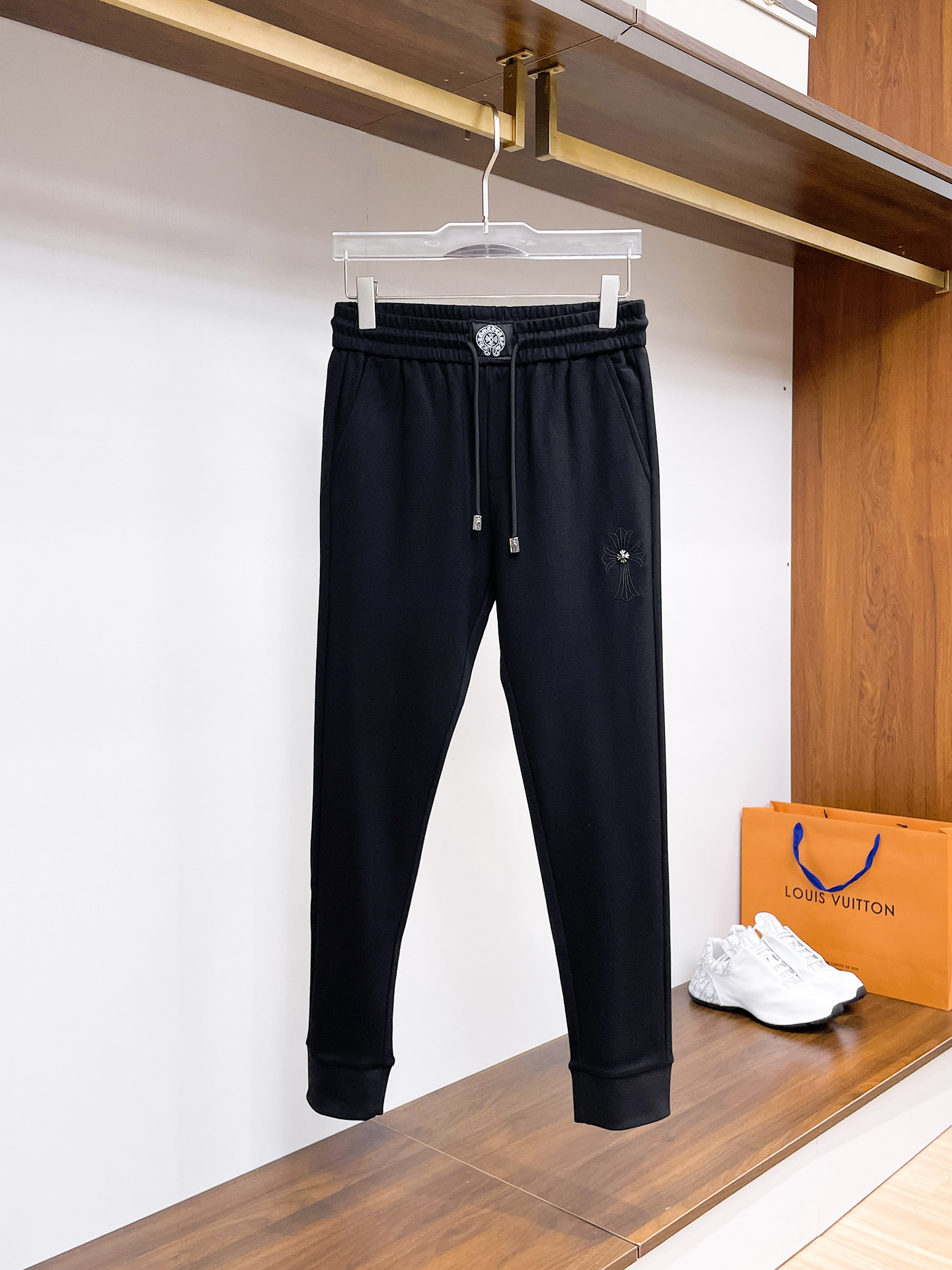 NO:541059,Croxin 2025 autumn and winter new men's casual trousers, high-end products are simple, fashionable and generous, customized original imported fabrics, simple, neat and refreshing, the quality workmanship details can stand any form of test, simple, generous and versatile, elegant and handsome, and a brand new visual feeling!  He has invincible appearance, excellent details, and is not picky about others!  Code number M-3xL, chrome hearts, alexander wang19860909克罗心 2025秋冬新款男士休闲长裤 高端货简洁时尚大方 定制原版进口面料 简洁利落又清爽 品质做工细节经得起任何形式检验,简约大方百搭款 上身优雅帅气,焕然一新的即视感！品相无敌,细节都很到位,上身不挑人！ 码数M-3xL,,chrome hearts,alexander wang,Men's clothing