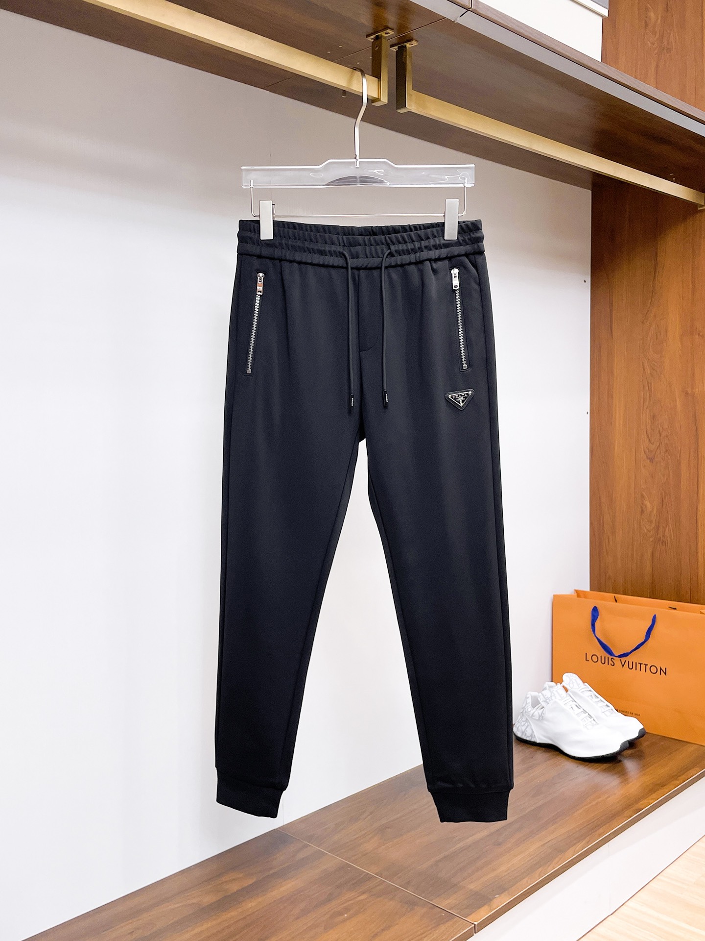 NO:541062,Prada 2025 autumn and winter new men's casual trousers, high-end products are simple, fashionable and generous, customized original imported fabrics, simple, neat and refreshing, the quality workmanship details can stand any form of test, simple, generous and versatile, elegant and handsome, and a brand new visual sense!  He has invincible appearance, excellent details, and is not picky about others!  Code number M-3xL, prada, alexander wang19860909普拉达 2025秋冬新款男士休闲长裤 高端货简洁时尚大方 定制原版进口面料 简洁利落又清爽 品质做工细节经得起任何形式检验,简约大方百搭款 上身优雅帅气,焕然一新的即视感！品相无敌,细节都很到位,上身不挑人！ 码数M-3xL,,prada,alexander wang,Men's clothing