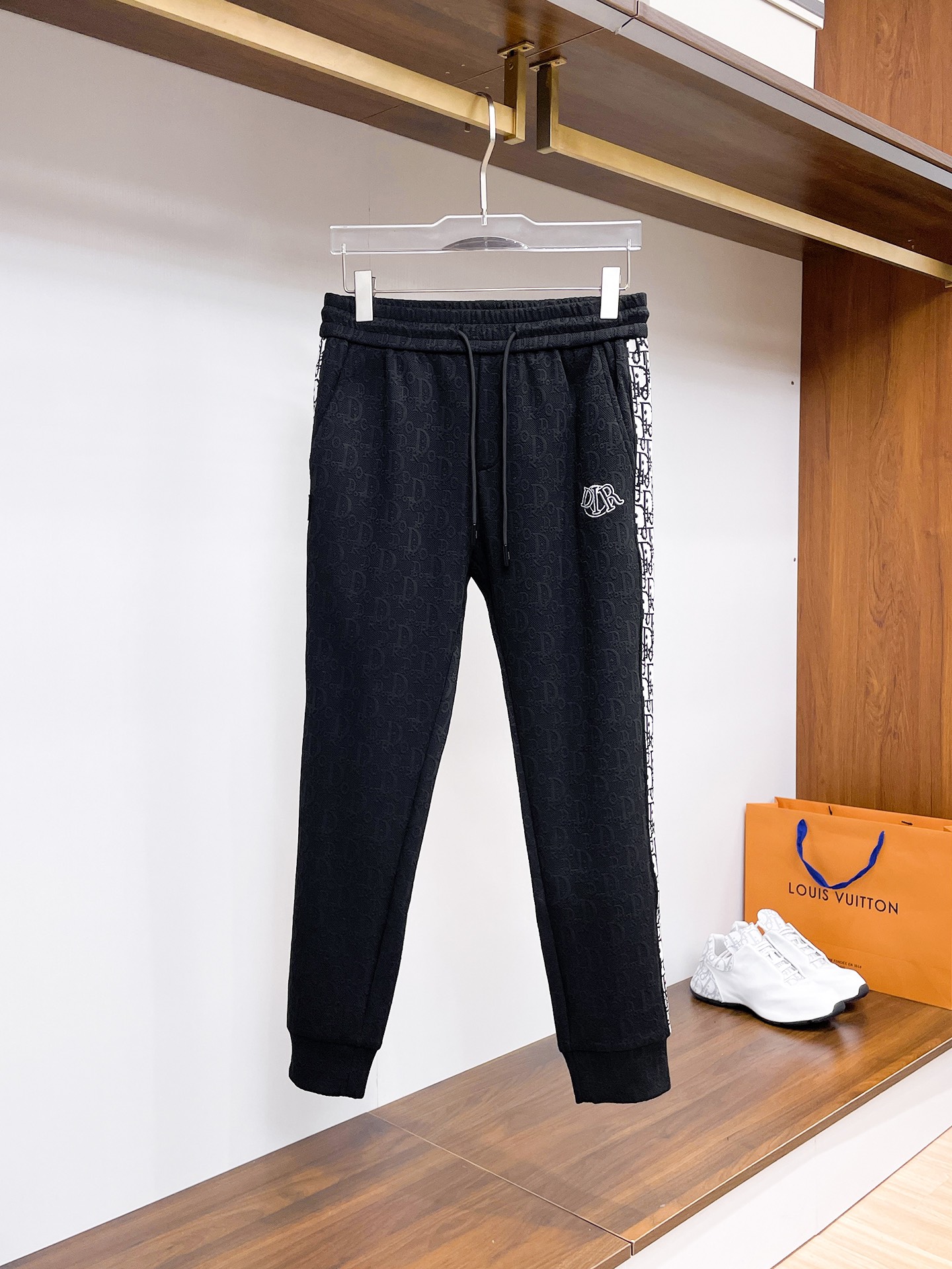 NO:541038,Dior 2025 autumn and winter new men's casual trousers, high-end products are simple, fashionable and generous, customized original imported fabrics, simple, neat and refreshing, the quality workmanship details can stand any form of test, simple, generous and versatile, elegant and handsome, with a new look!  He has invincible appearance, excellent details, and is not picky about others!  Code number M-3xL, dior, alexander wang19860909迪奥 2025秋冬新款男士休闲长裤 高端货简洁时尚大方 定制原版进口面料 简洁利落又清爽 品质做工细节经得起任何形式检验,简约大方百搭款 上身优雅帅气,焕然一新的即视感！品相无敌,细节都很到位,上身不挑人！ 码数M-3xL,,dior,alexander wang,Men's clothing