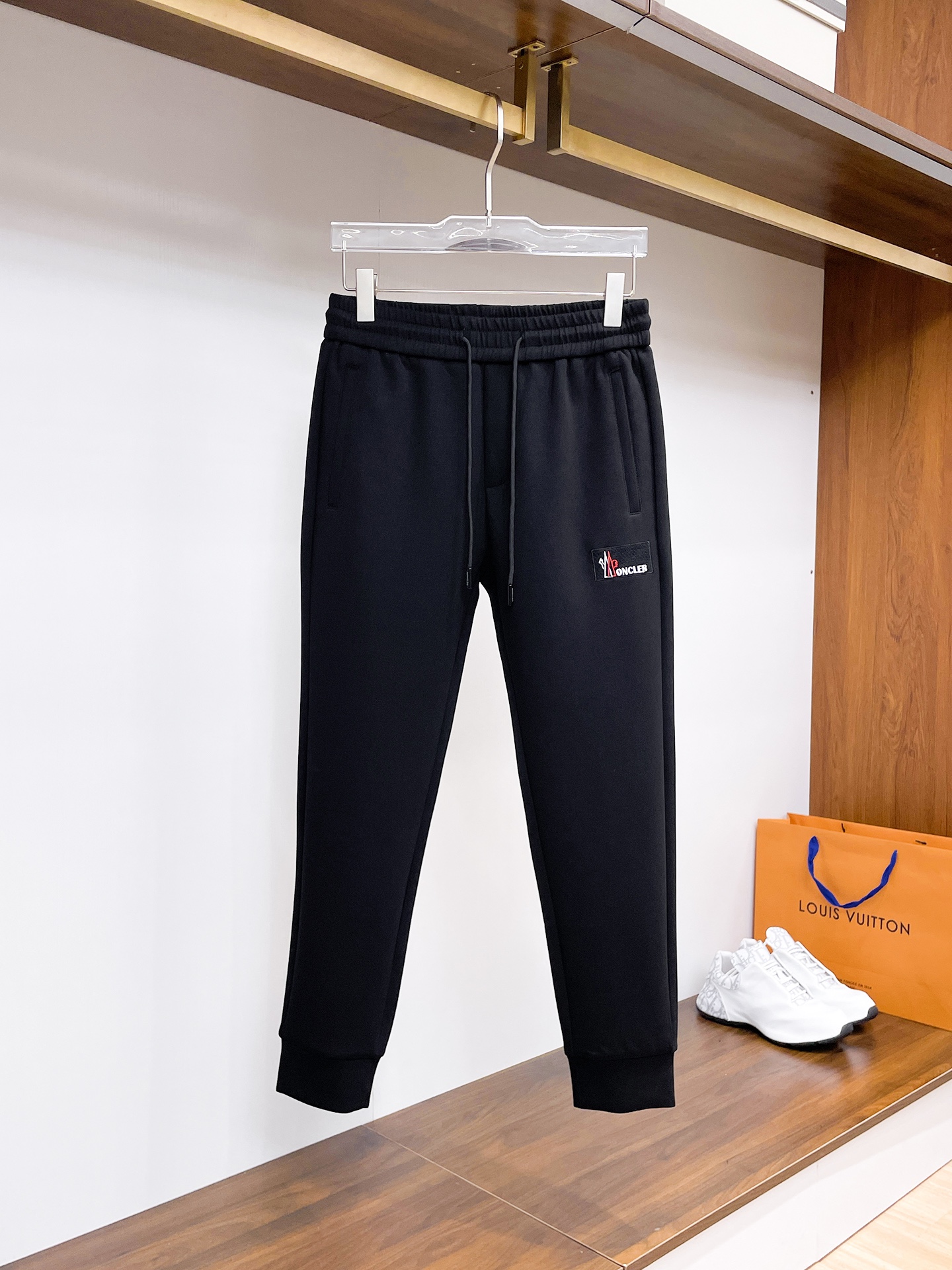 NO:541041,The new men's casual trousers for autumn and winter 2025 high-end products are simple, fashionable and generous. Customized original imported fabrics are simple, neat and refreshing. The quality workmanship details can stand any form of test. They are simple, generous and versatile. The upper body is elegant and handsome, and the new visual feel is refreshing!  He has invincible appearance, excellent details, and is not picky about others!  Code number M-3xL, Moncler, alexander wang19860909蒙口 2025秋冬新款男士休闲长裤 高端货简洁时尚大方 定制原版进口面料 简洁利落又清爽 品质做工细节经得起任何形式检验,简约大方百搭款 上身优雅帅气,焕然一新的即视感！品相无敌,细节都很到位,上身不挑人！ 码数M-3xL,,Moncler,alexander wang,Men's clothing