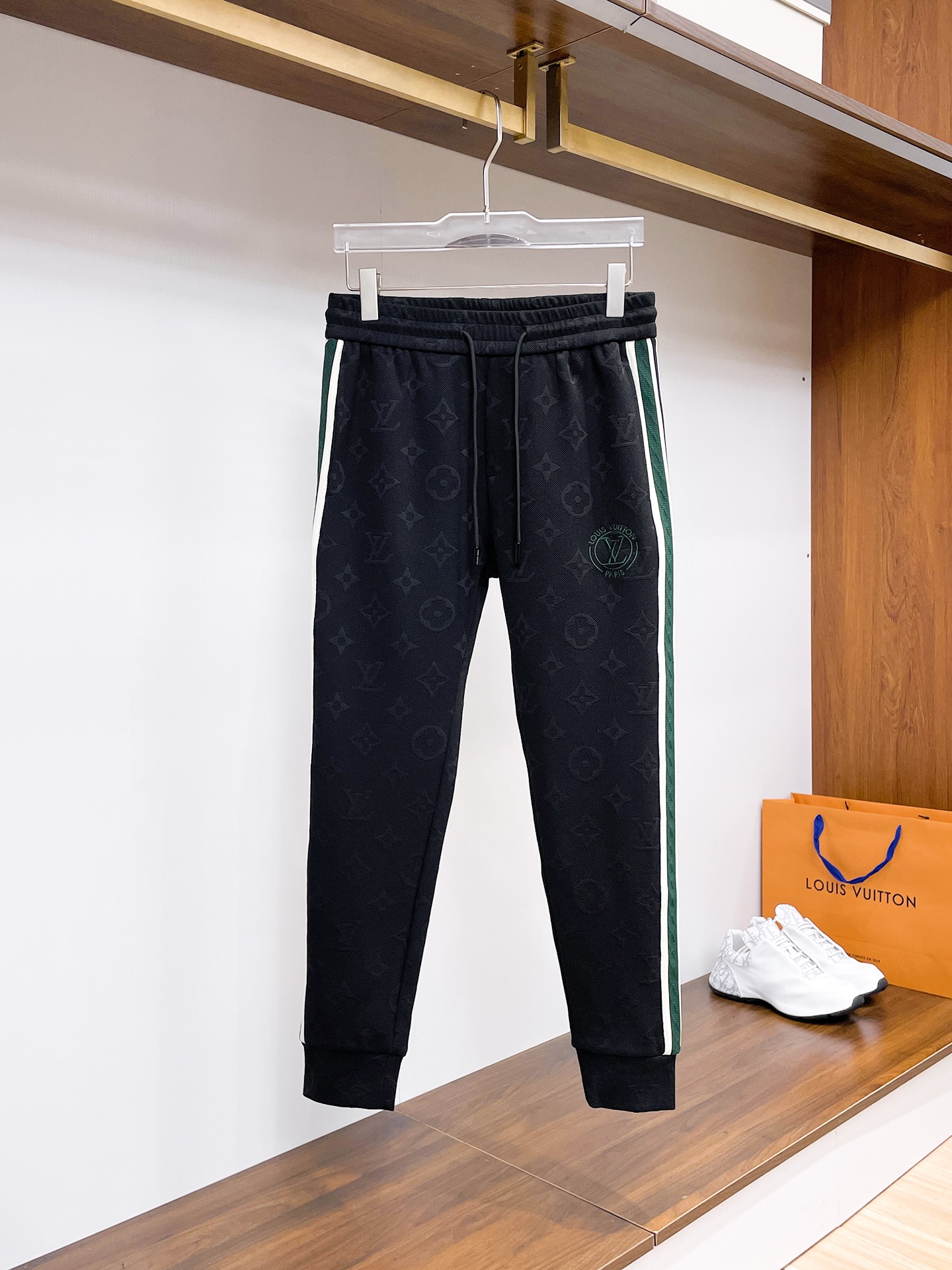 NO:541044,Lv 2025 autumn and winter new men's casual trousers, high-end products are simple, fashionable and generous, customized original imported fabrics, simple, neat and refreshing, the quality workmanship details can stand any form of test, simple, generous and versatile, elegant and handsome, and a brand new visual feeling!  He has invincible appearance, excellent details, and is not picky about others!  Code number M-3xL, louis vuitton,alexander wang19860909Lv 2025秋冬新款男士休闲长裤 高端货简洁时尚大方 定制原版进口面料 简洁利落又清爽 品质做工细节经得起任何形式检验,简约大方百搭款 上身优雅帅气,焕然一新的即视感！品相无敌,细节都很到位,上身不挑人！ 码数M-3xL,,louis vuitton,alexander wang,Men's clothing