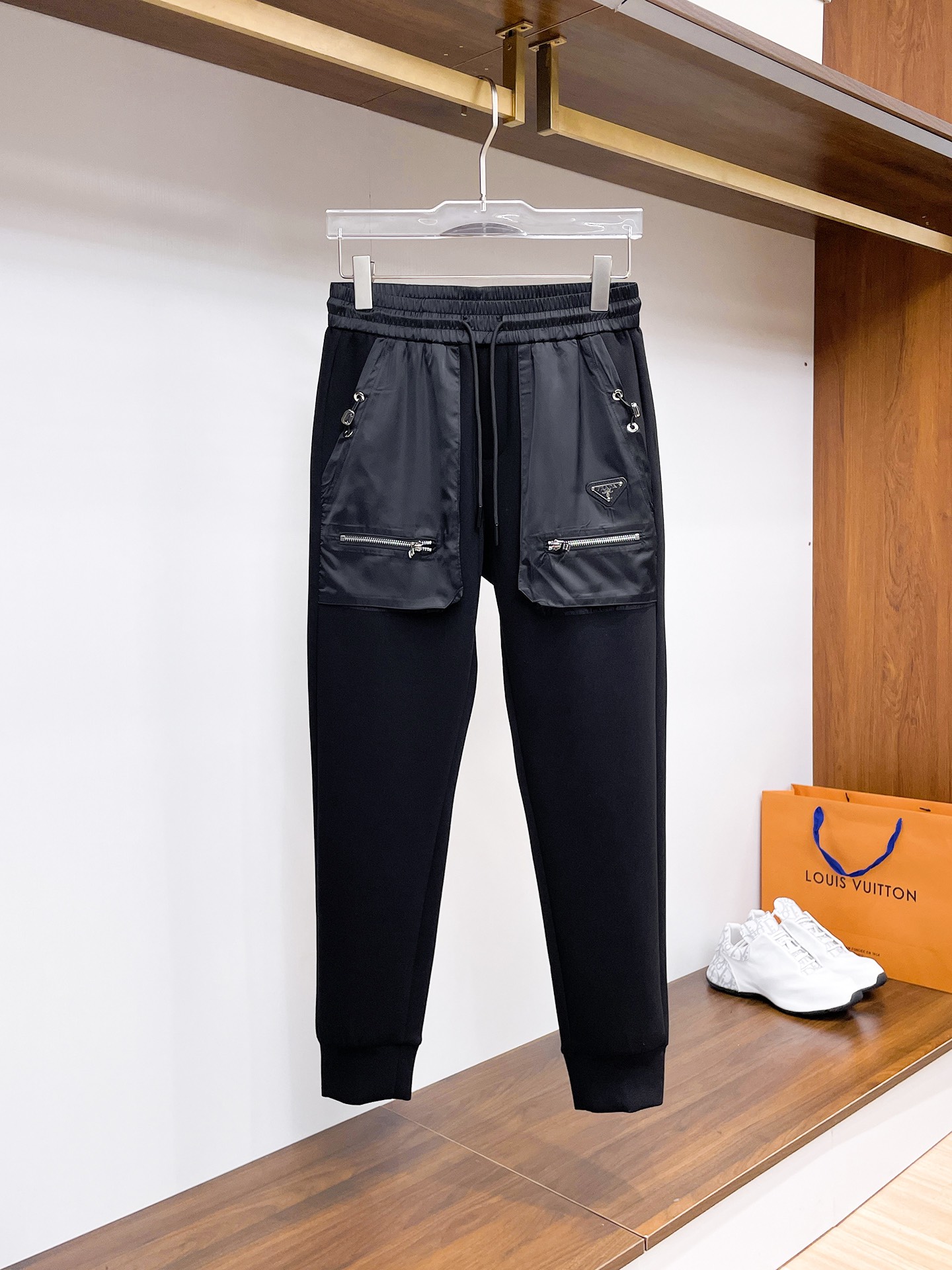 NO:541046,Prada 2025 autumn and winter new men's casual trousers, high-end products are simple, fashionable and generous, customized original imported fabrics, simple, neat and refreshing, the quality workmanship details can stand any form of test, simple, generous and versatile, elegant and handsome, and a brand new visual sense!  He has invincible appearance, excellent details, and is not picky about others!  Code number M-3xL, prada, alexander wang19860909普拉达 2025秋冬新款男士休闲长裤 高端货简洁时尚大方 定制原版进口面料 简洁利落又清爽 品质做工细节经得起任何形式检验,简约大方百搭款 上身优雅帅气,焕然一新的即视感！品相无敌,细节都很到位,上身不挑人！ 码数M-3xL,,prada,alexander wang,Men's clothing