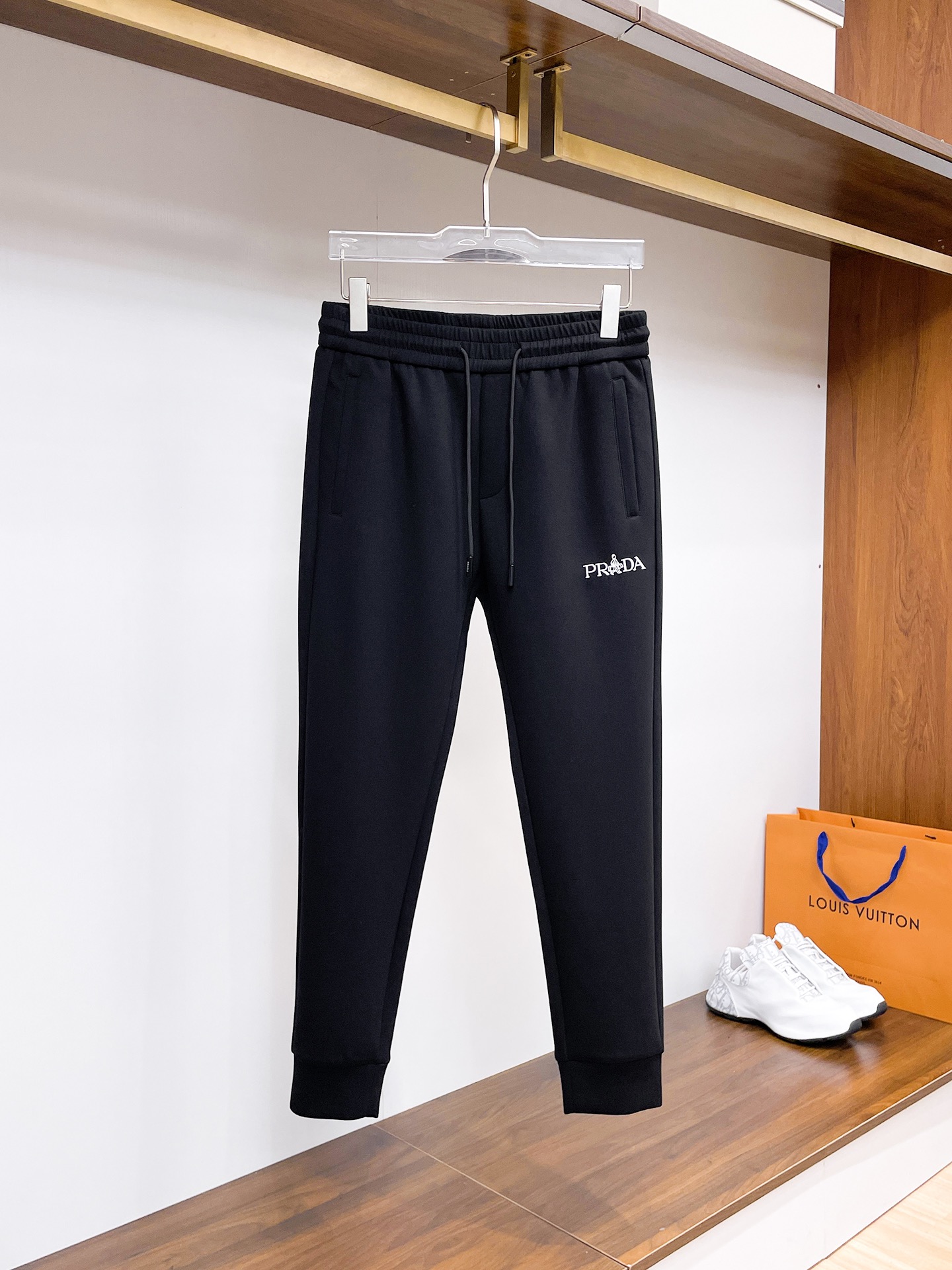 NO:541048,Prada's new autumn and winter 2025 men's casual trousers, high-end products are simple, fashionable and generous, customized original imported fabrics, simple, neat and refreshing, the quality workmanship details can stand any form of test, simple, generous and versatile, elegant and handsome, and a brand new visual feeling!  He has invincible appearance, excellent details, and is not picky about others!  Code number M-3xL, prada, alexander wang19860909普拉达2025秋冬新款男士休闲长裤 高端货简洁时尚大方 定制原版进口面料 简洁利落又清爽 品质做工细节经得起任何形式检验,简约大方百搭款 上身优雅帅气,焕然一新的即视感！品相无敌,细节都很到位,上身不挑人！ 码数M-3xL,,prada,alexander wang,Men's clothing