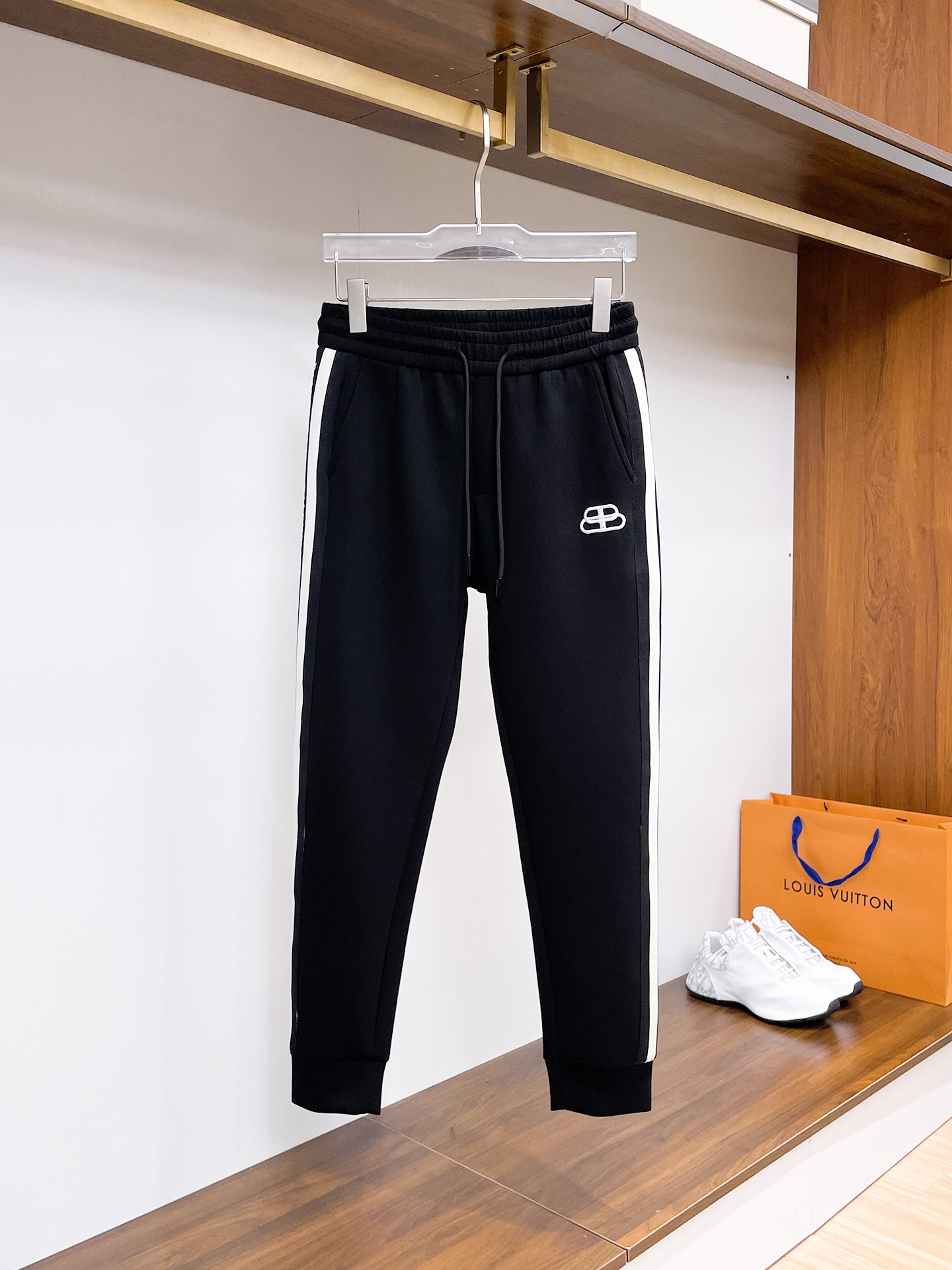 NO:541054,Balenciaga 2025 autumn and winter new men's casual trousers, high-end products are simple, fashionable and generous, customized original imported fabrics, simple, neat and refreshing, the quality workmanship details can stand any form of test, simple, generous and versatile, elegant and handsome, and a brand new visual feeling!  He has invincible appearance, excellent details, and is not picky about others!  Code number M-3xL, balenciaga, alexander wang19860909巴黎世家 2025秋冬新款男士休闲长裤 高端货简洁时尚大方 定制原版进口面料 简洁利落又清爽 品质做工细节经得起任何形式检验,简约大方百搭款 上身优雅帅气,焕然一新的即视感！品相无敌,细节都很到位,上身不挑人！ 码数M-3xL,,balenciaga,alexander wang,Men's clothing