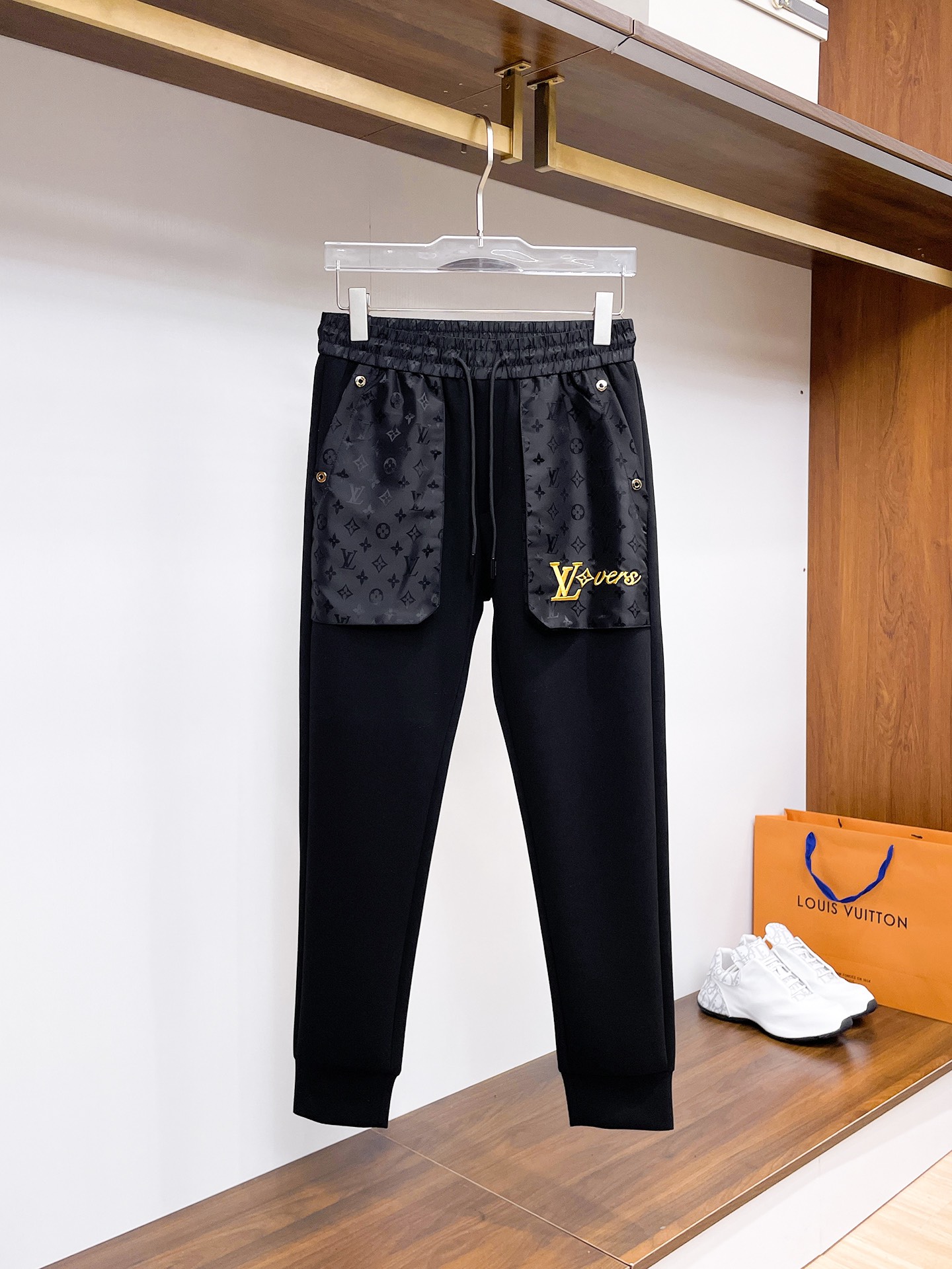 NO:541051,Lv 2025 autumn and winter new men's casual trousers, high-end products are simple, fashionable and generous, customized original imported fabrics, simple, neat and refreshing, the quality workmanship details can stand any form of test, simple, generous and versatile, elegant and handsome, and a brand new visual feeling!  He has invincible appearance, excellent details, and is not picky about others!  Code number M-3xL, louis vuitton,alexander wang19860909Lv 2025秋冬新款男士休闲长裤 高端货简洁时尚大方 定制原版进口面料 简洁利落又清爽 品质做工细节经得起任何形式检验,简约大方百搭款 上身优雅帅气,焕然一新的即视感！品相无敌,细节都很到位,上身不挑人！ 码数M-3xL,,louis vuitton,alexander wang,Men's clothing