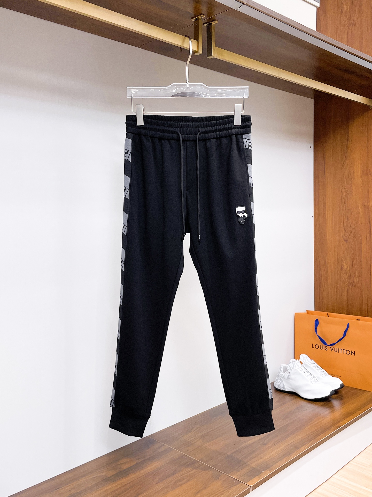 NO:541060,Fendi's new autumn and winter 2025 men's casual trousers, high-end products are simple, fashionable and generous, customized original imported fabrics, simple, neat and refreshing, the quality workmanship details can stand any form of test, simple, generous and versatile, elegant and handsome, and a brand new visual feeling!  He has invincible appearance, excellent details, and is not picky about others!  Code number M-3xL, fendi, alexander wang19860909芬迪2025秋冬新款男士休闲长裤 高端货简洁时尚大方 定制原版进口面料 简洁利落又清爽 品质做工细节经得起任何形式检验,简约大方百搭款 上身优雅帅气,焕然一新的即视感！品相无敌,细节都很到位,上身不挑人！ 码数M-3xL,,fendi,alexander wang,Men's clothing