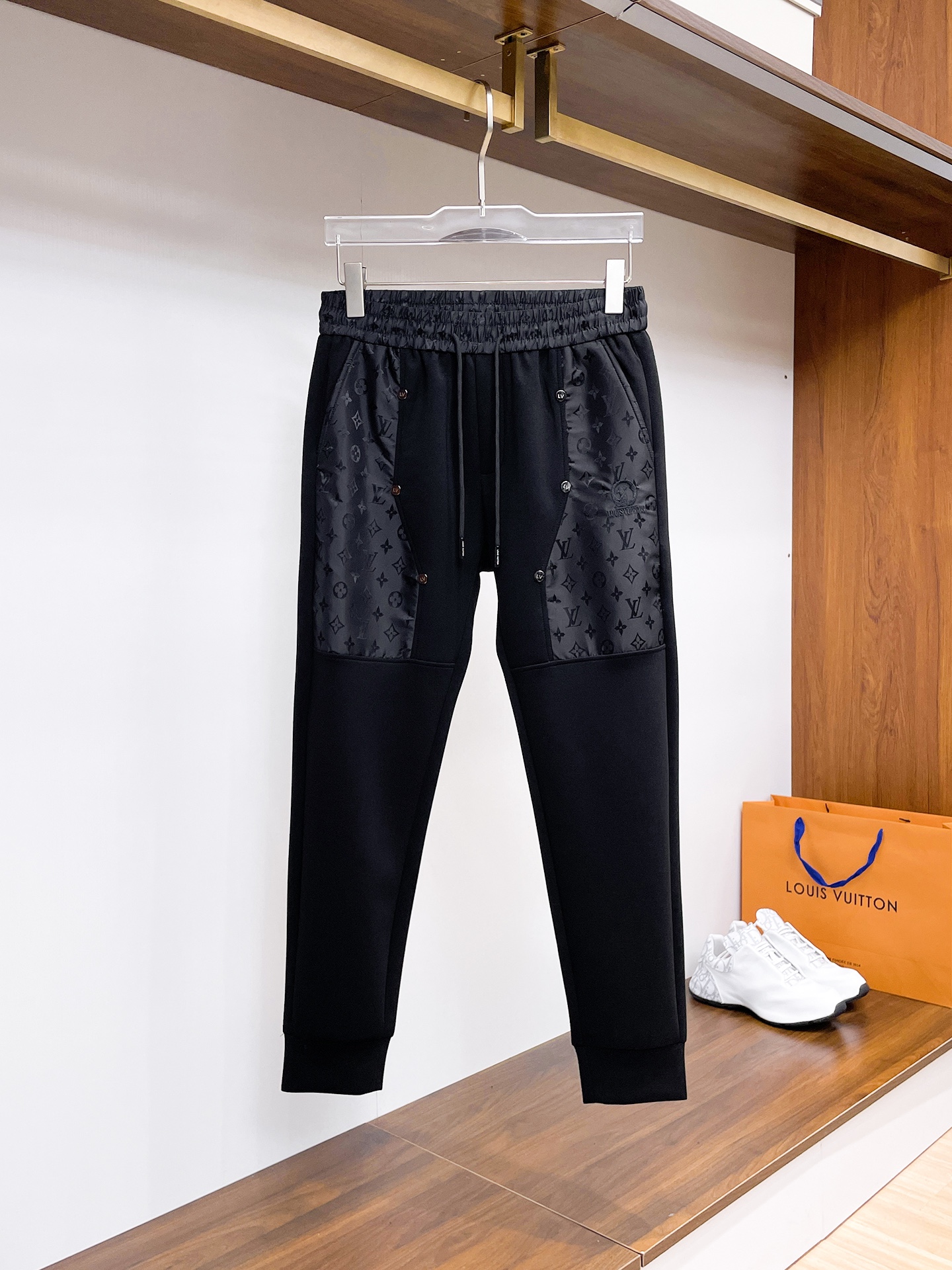 NO:541063,Lv 2025 autumn and winter new men's casual trousers, high-end products are simple, fashionable and generous, customized original imported fabrics, simple, neat and refreshing, the quality workmanship details can stand any form of test, simple, generous and versatile, elegant and handsome, and a brand new visual feeling!  He has invincible appearance, excellent details, and is not picky about others!  Code number M-3xL, louis vuitton,alexander wang19860909Lv 2025秋冬新款男士休闲长裤 高端货简洁时尚大方 定制原版进口面料 简洁利落又清爽 品质做工细节经得起任何形式检验,简约大方百搭款 上身优雅帅气,焕然一新的即视感！品相无敌,细节都很到位,上身不挑人！ 码数M-3xL,,louis vuitton,alexander wang,Men's clothing