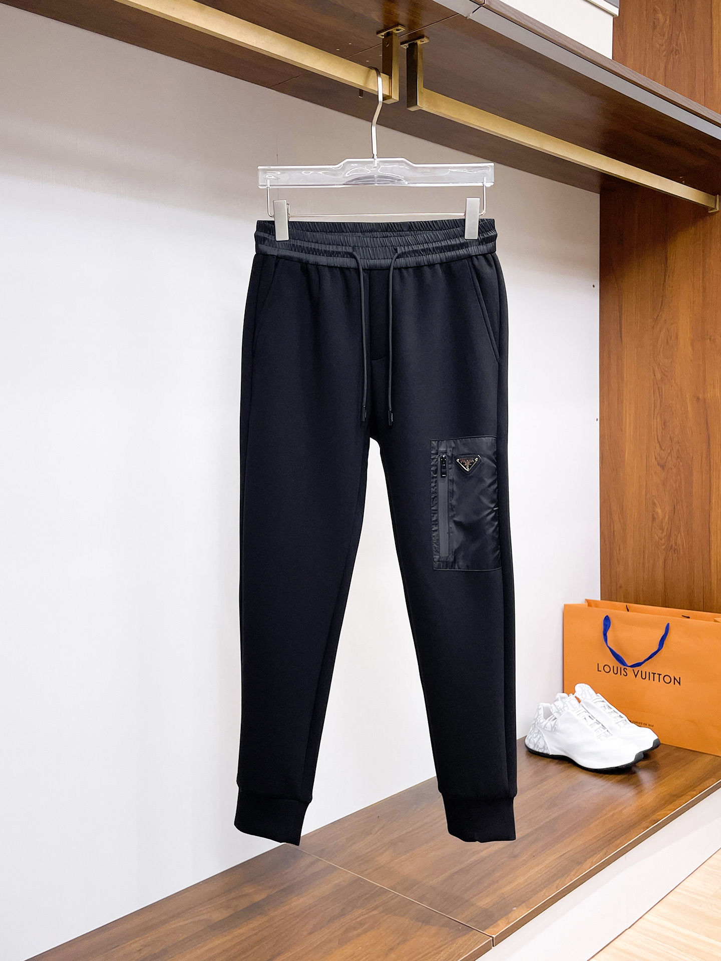 NO:541057,Prada's new autumn and winter 2025 men's casual trousers, high-end products are simple, fashionable and generous, customized original imported fabrics, simple, neat and refreshing, the quality workmanship details can stand any form of test, simple, generous and versatile, elegant and handsome, and a brand new visual feeling!  He has invincible appearance, excellent details, and is not picky about others!  Code number M-3xL, prada, alexander wang19860909普拉达2025秋冬新款男士休闲长裤 高端货简洁时尚大方 定制原版进口面料 简洁利落又清爽 品质做工细节经得起任何形式检验,简约大方百搭款 上身优雅帅气,焕然一新的即视感！品相无敌,细节都很到位,上身不挑人！ 码数M-3xL,,prada,alexander wang,Men's clothing