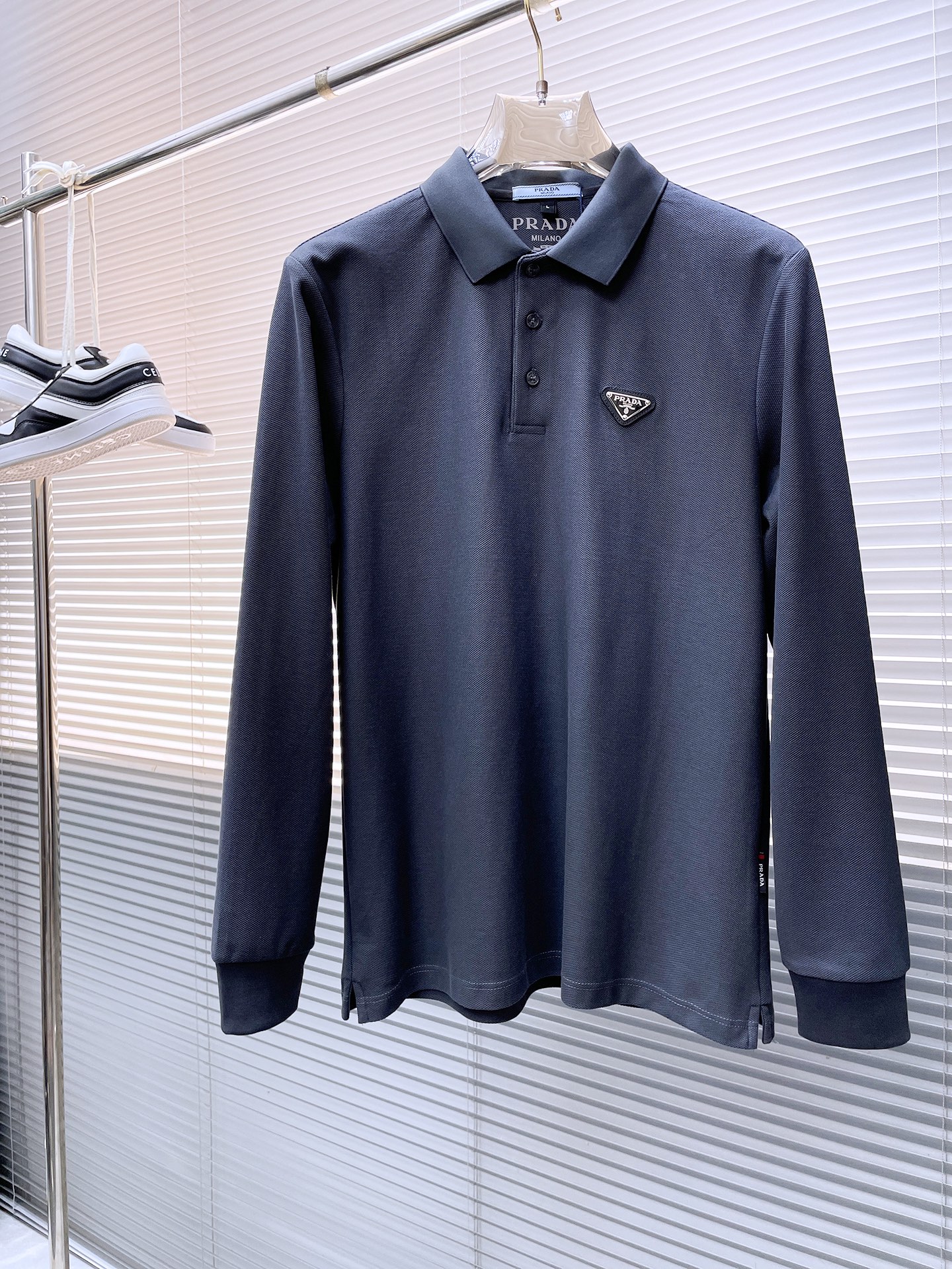 NO:530580,Prada exclusively offers new original single men's Polo long-sleeved high-end customization, high-version, fashionable and versatile, original imported cotton fabric, chest logo pattern design, super soft and delicate, skin-friendly and comfortable to wear, high-end boutique, OEM factory fine-made top body very good, men's essential items, three standards, code M-3xl, multi-color,, prada, alexander wang19860909普拉达 独家专供新款原单男士Polo长袖高端定制 高版本 时尚百搭爆款原版进口纯棉面料 胸前logo图案设计 手感超柔软细腻 穿着亲肤舒适 高端精品 代工厂精细做上身非常赞 男士必备单品 三标齐全 码数M-3xl 多颜色,,prada,alexander wang,Men's clothing