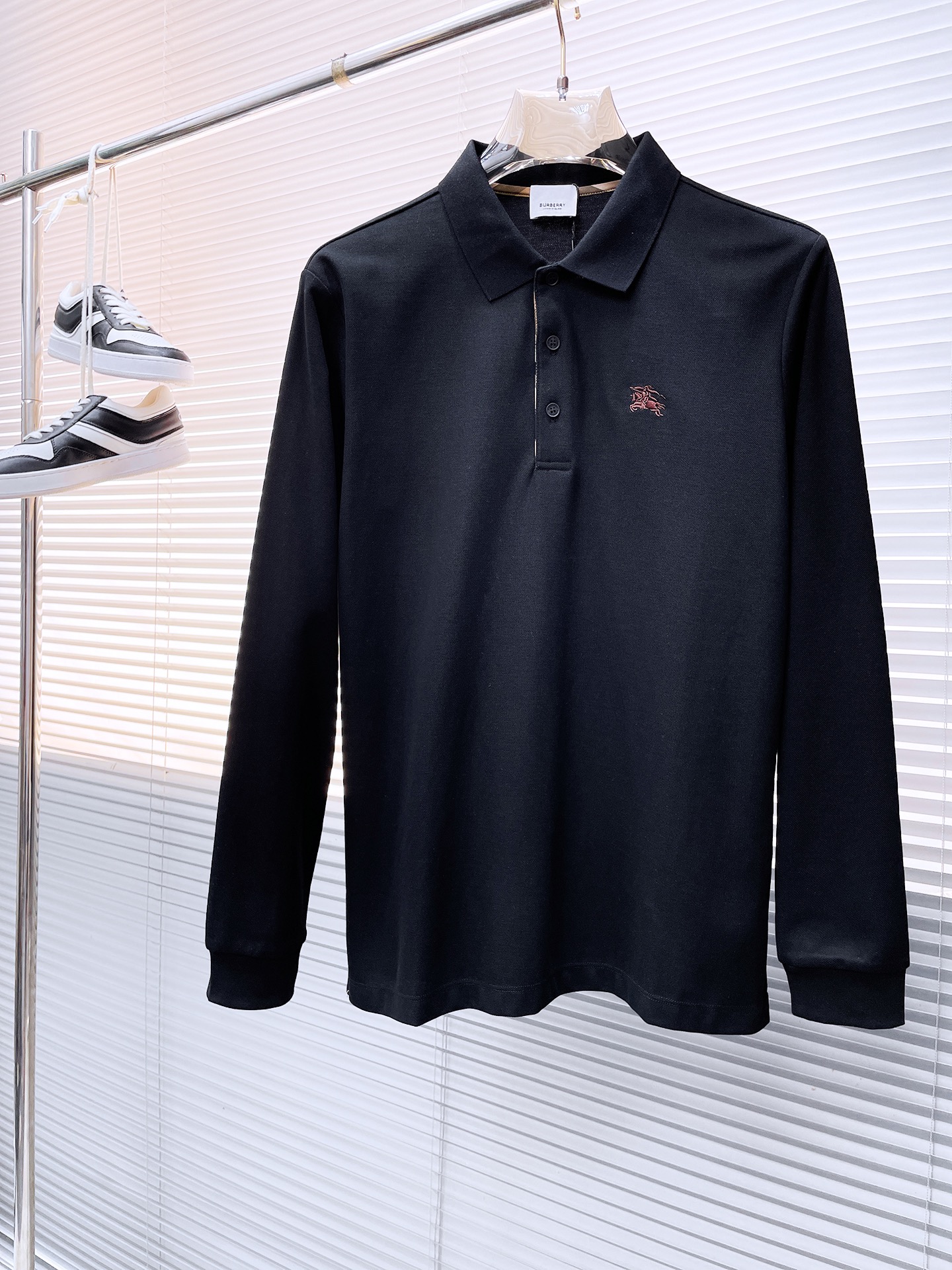 NO:530577,Burberry Xinjiang long velvet cotton inner lining soft and comfortable 2025 autumn and winter limited long-sleeved Polo series -,,burberry,alexander wang19860909巴宝莉 新疆长绒棉 内里加绒 柔软舒适 2025 秋冬限量款长袖Polo系列 -,,burberry,alexander wang,Men's clothing