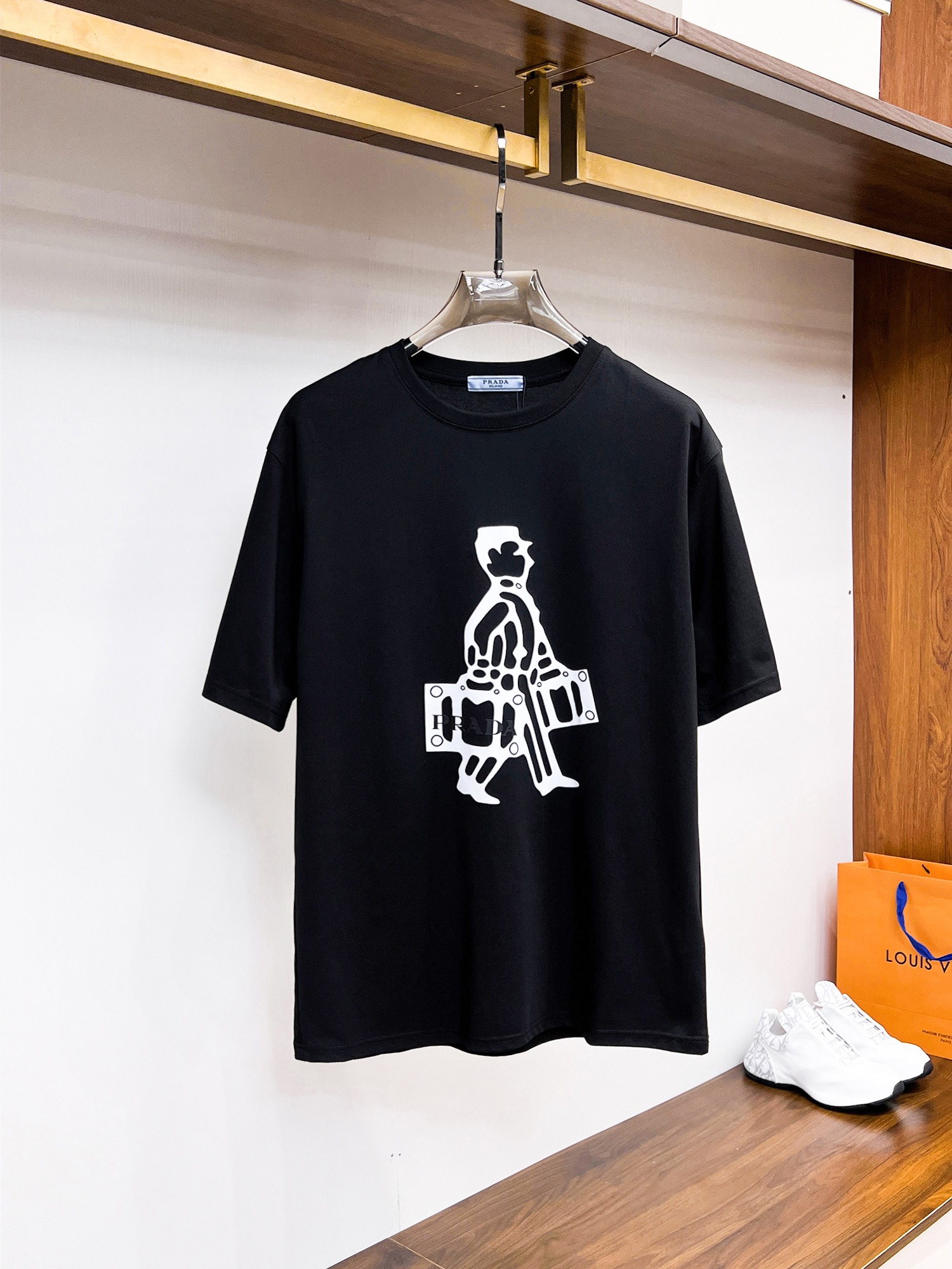 NO:117299,Prada Latest and top version Top quality counter original single short sleeves, top-level production craft imported fabrics, unique design of the counter model, using imported high-end customized fabrics, first-class feel!  Official website for sale!  Code number M-3XL, prada, T-shirt, alexander wang19860909普拉达 最新最顶级版本 最顶级的品质专柜原单短袖,顶级制作工艺进口面料,专柜款独特设计,采用进口高端订制面料 手感一流！官网在售！码数M-3XL,,prada,T-shirt,alexander wang,Men's clothing