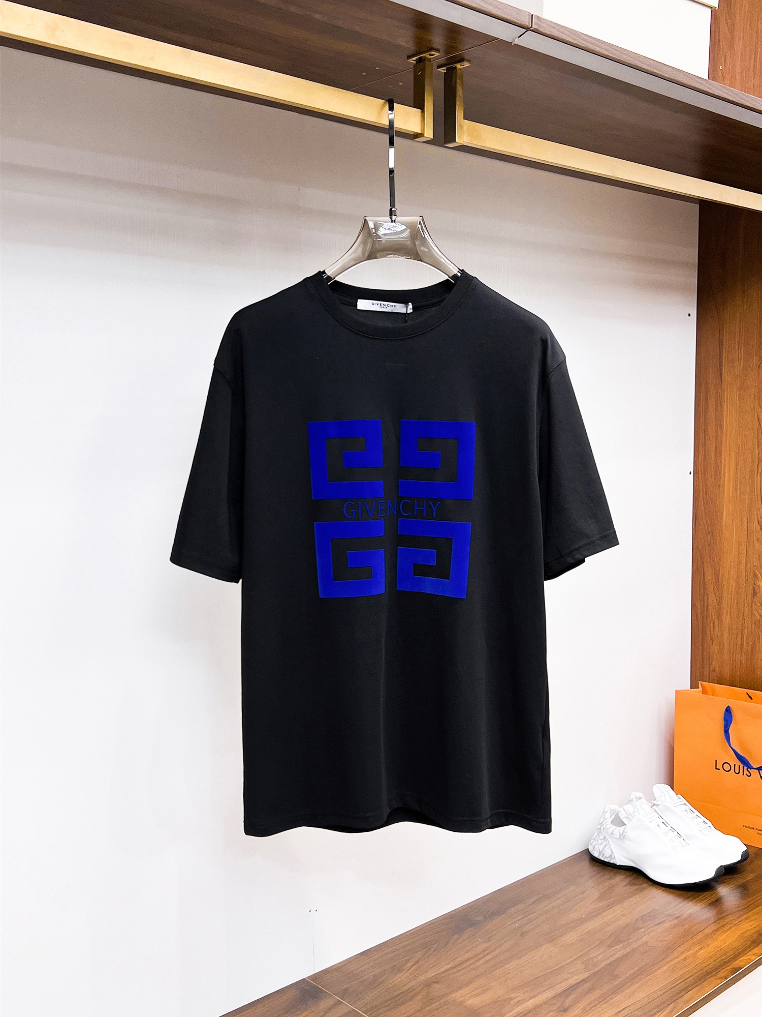 NO:117297,Givenchy's latest and top version, the top quality counter original single short sleeves, top-level imported fabrics with imported craftsmanship, unique design of the counter, using imported high-end customized fabrics, first-class feel!  Official website for sale!  Code number M-3XL, given, T-shirt, alexander wang19860909纪梵希 最新最顶级版本 最顶级的品质专柜原单短袖,顶级制作工艺进口面料,专柜款独特设计,采用进口高端订制面料 手感一流！官网在售！码数M-3XL,,givenchy,T-shirt,alexander wang,Men's clothing