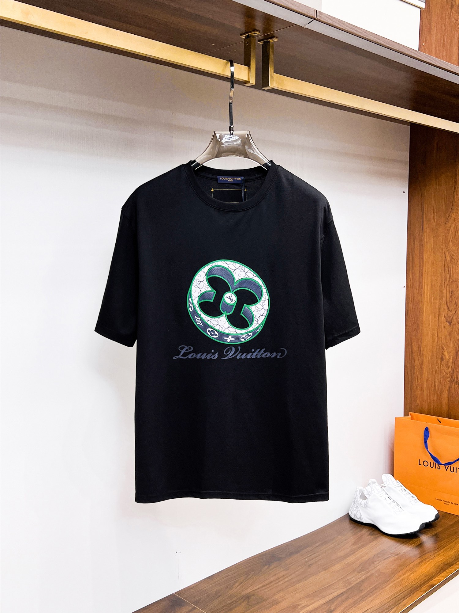 NO:117310,LV latest and top version, the top quality counter original single short sleeves, top-level production craft imported fabrics, unique design of the counter model, using imported high-end customized fabrics, first-class feel!  Official website for sale!  Code number M-3XL, louis vuitton, T-shirt, alexander wang19860909LV 最新最顶级版本 最顶级的品质专柜原单短袖,顶级制作工艺进口面料,专柜款独特设计,采用进口高端订制面料 手感一流！官网在售！码数M-3XL,,louis vuitton,T-shirt,alexander wang,Men's clothing