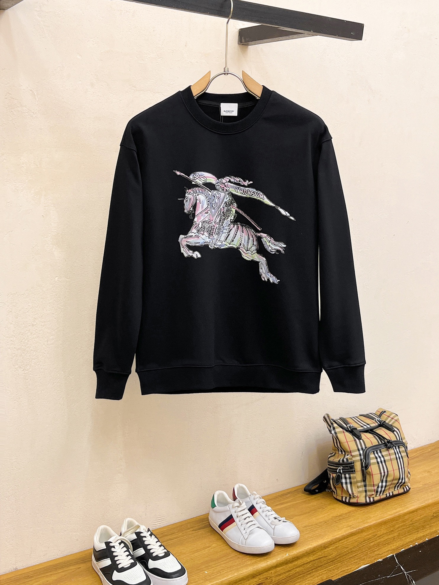 NO:573437,Burberry 2025 autumn and winter new products, complete with three standards, three-dimensional flocking technology on the chest, 380g couple's round neck pure cotton sweatshirt, good product without too much introduction, look at the details, counter size M-XXXL /140 recommended L,, burberry, hoodie, sweatshirts, alexander wang19860909巴宝莉 2025秋冬新品 三标齐全 胸前立体植绒工艺 380g情侣款圆领纯棉卫衣 好货不用过多介绍 看细节 专柜码数 M-XXXL /140建议L,,burberry,hoodie,sweatshirts,alexander wang,Men's clothing