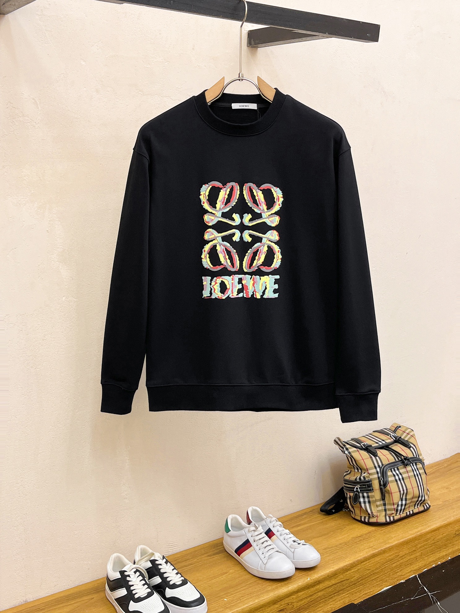 NO:573439,Loewe's 2025 autumn and winter new products, complete with three standards, three-dimensional flocking technology on the chest, 380g couple's round neck pure cotton sweatshirt, good products need no introduction, look at the details, counter size M-XXXL /140 recommended L,, loewe, hoodie, sweatshirts, alexander wang19860909罗意威 2025秋冬新品 三标齐全 胸前立体植绒工艺 380g情侣款圆领纯棉卫衣 好货不用过多介绍 看细节 专柜码数 M-XXXL /140建议L,,loewe,hoodie,sweatshirts,alexander wang,Men's clothing